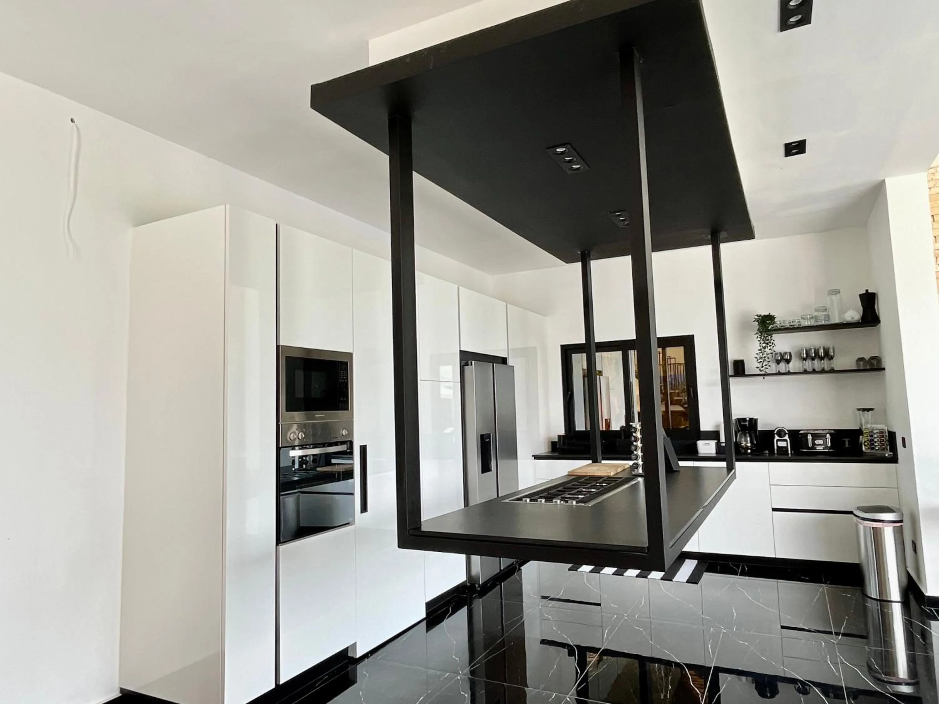 Casa Black and White Frente al Mar