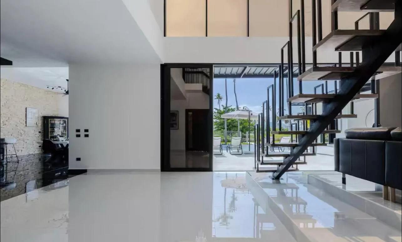Casa Black and White Frente al Mar