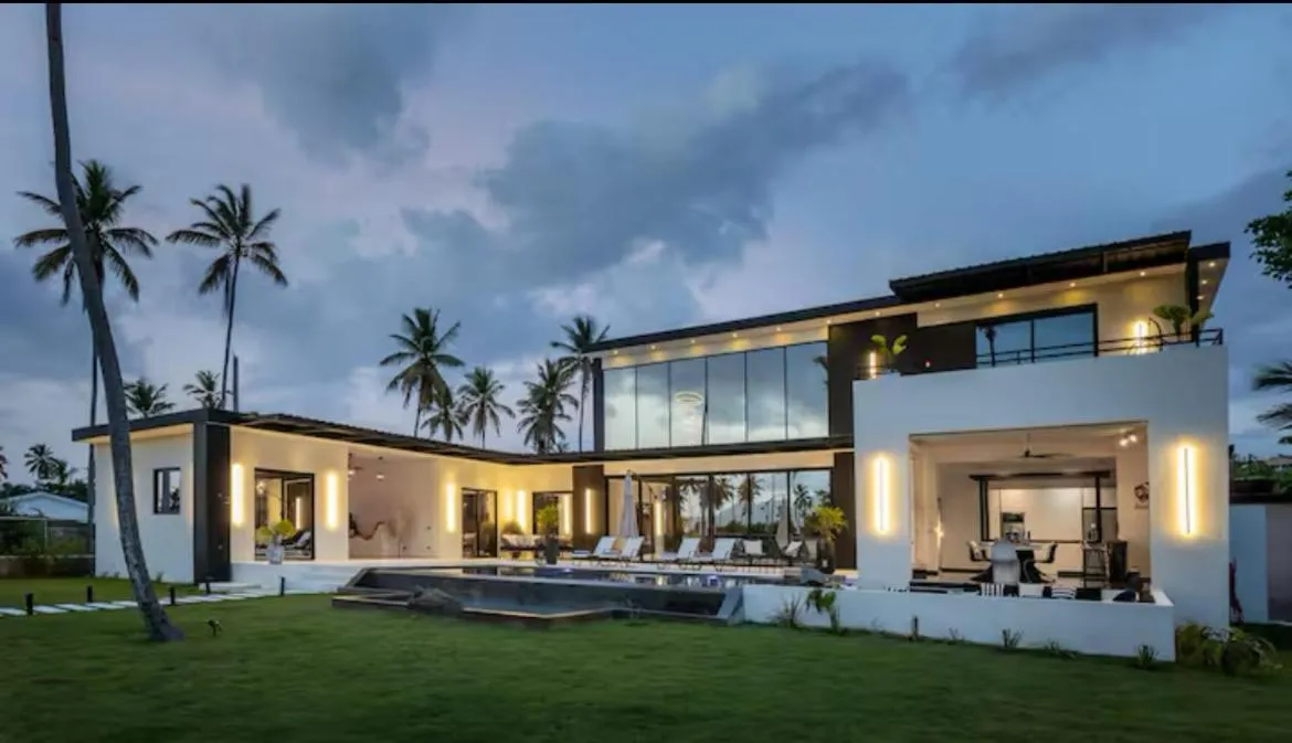Casa Black and White Frente al Mar