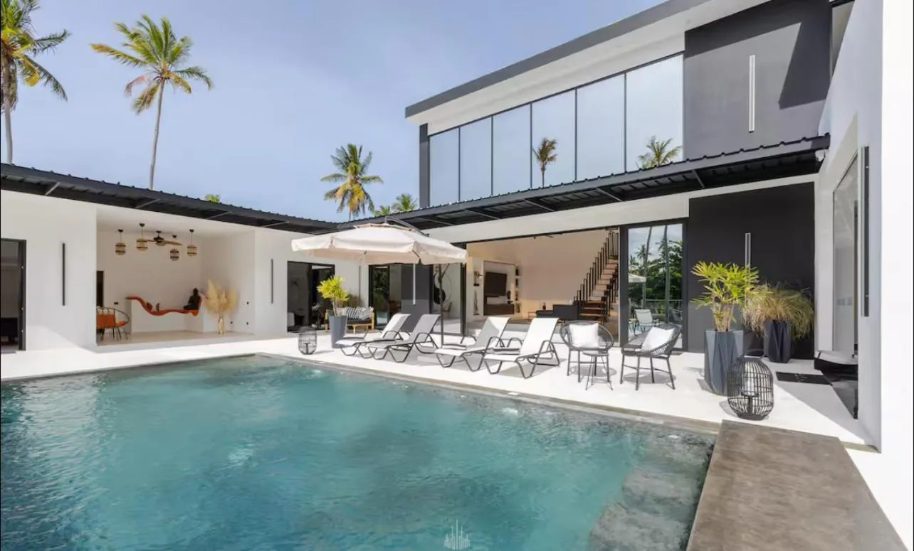 Casa Black and White Frente al Mar