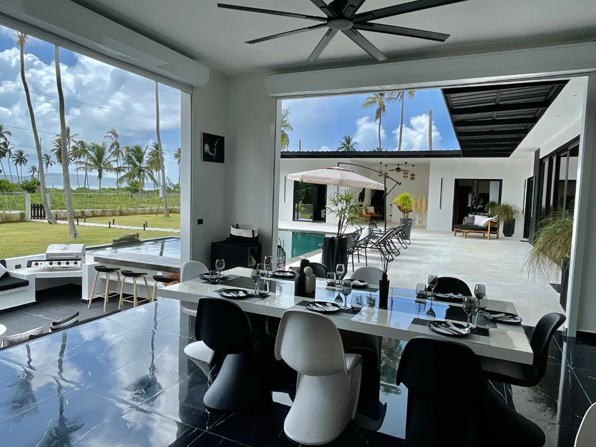 Casa Black and White Frente al Mar