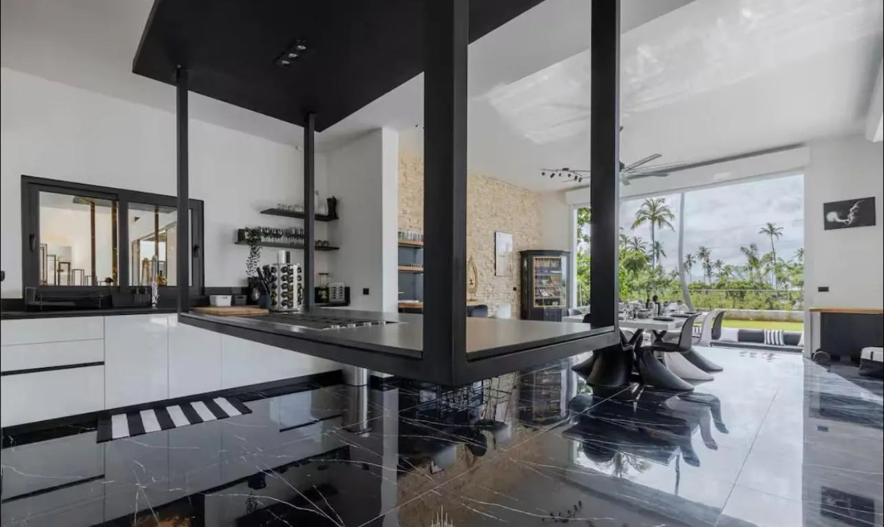 Casa Black and White Frente al Mar