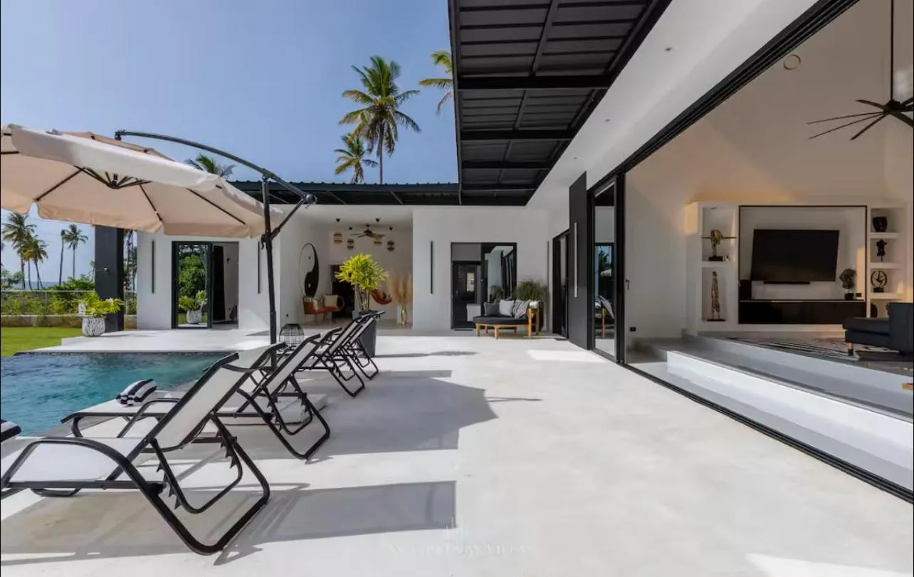 Casa Black and White Frente al Mar