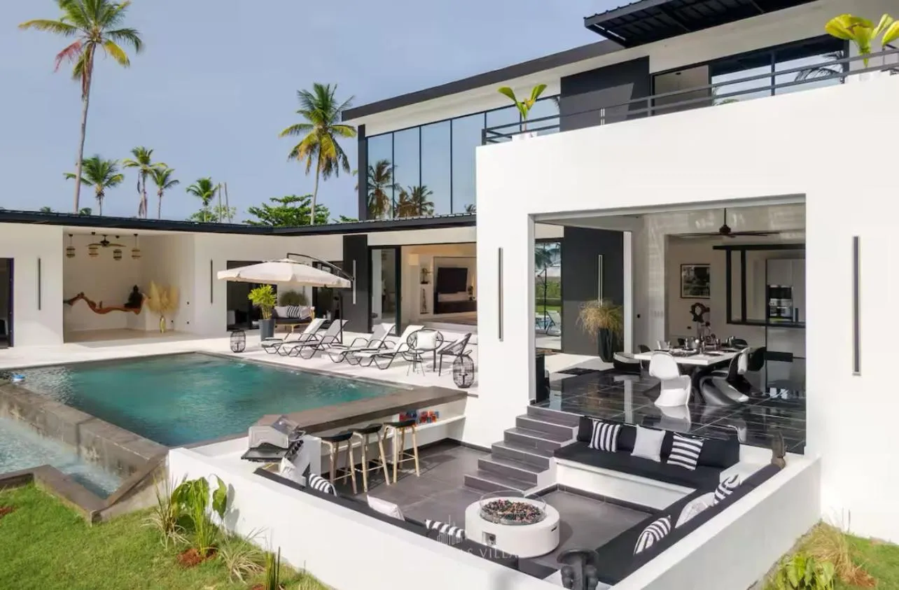 Casa Black and White Frente al Mar