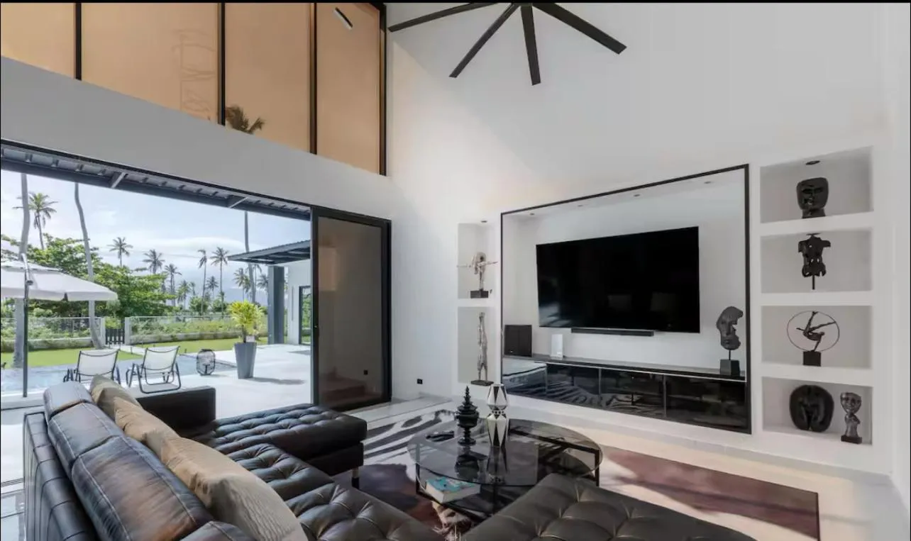 Casa Black and White Frente al Mar