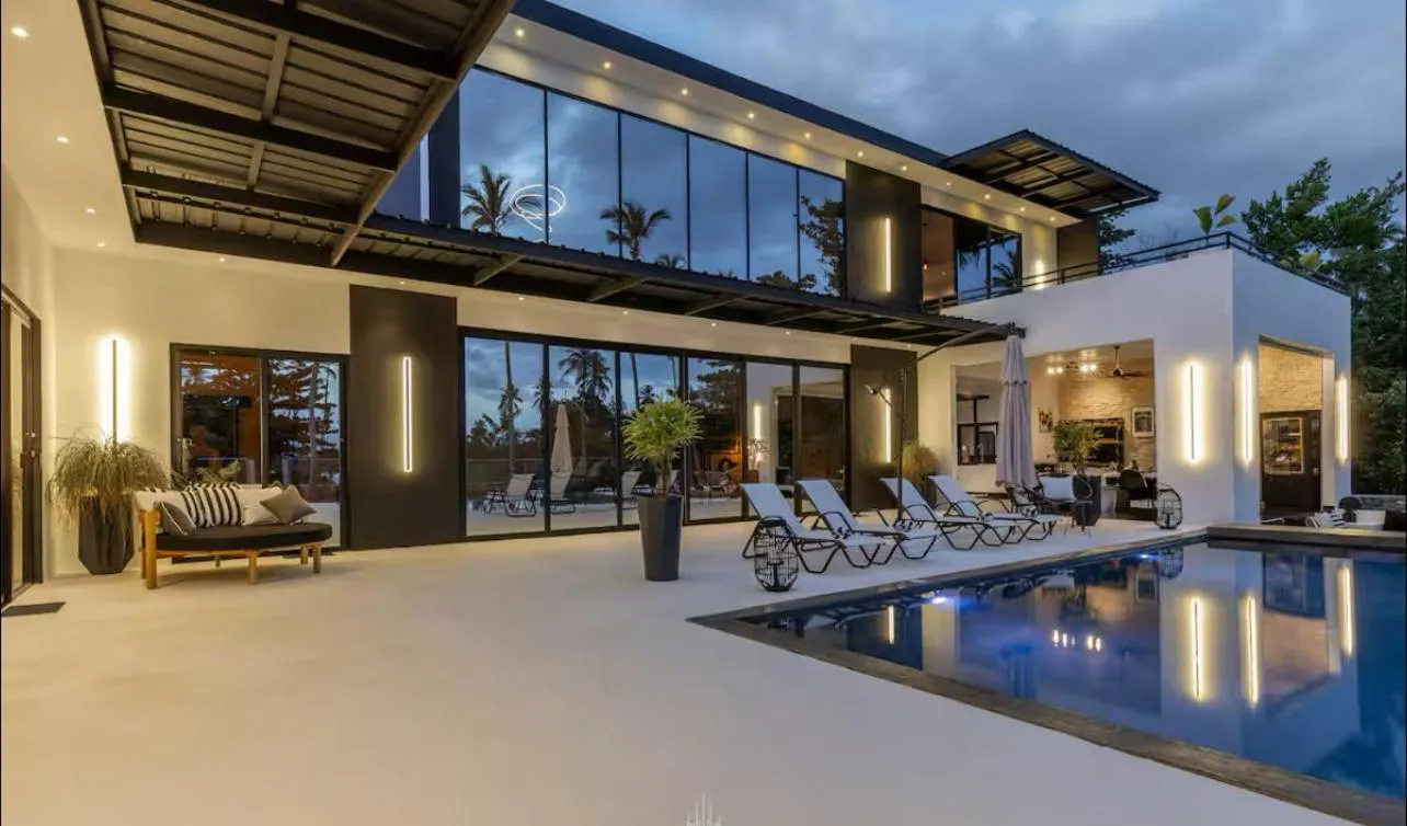 Casa Black and White Frente al Mar
