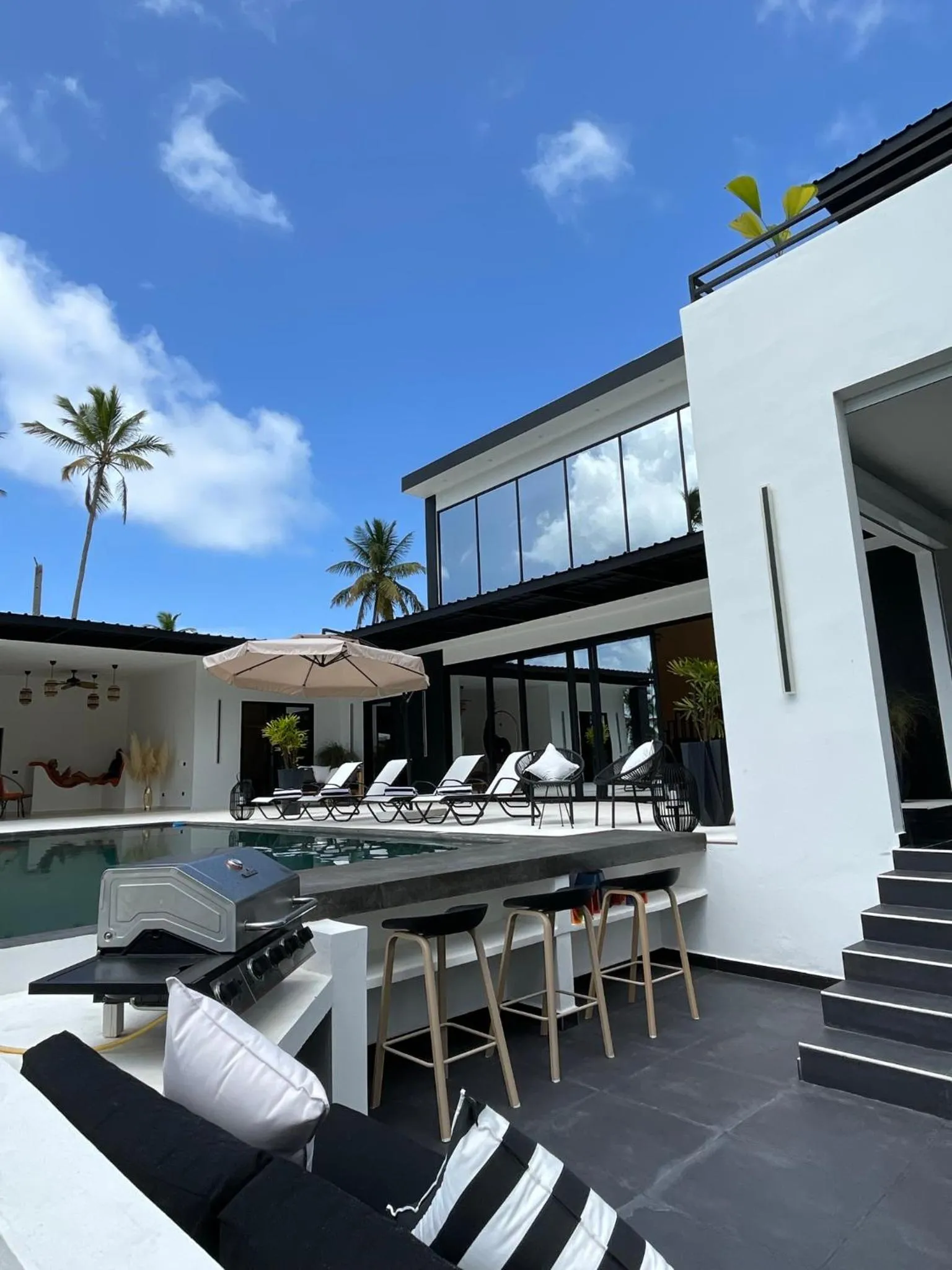 Casa Black and White Frente al Mar