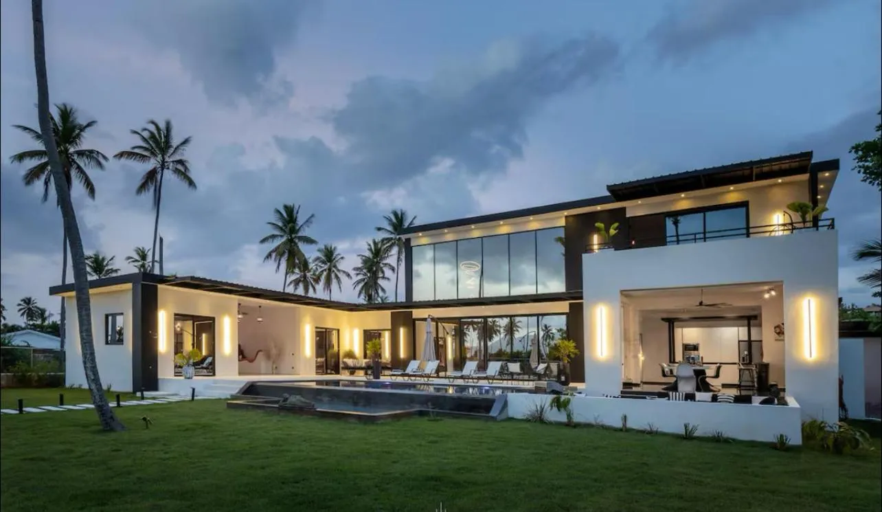 Casa Black and White Frente al Mar