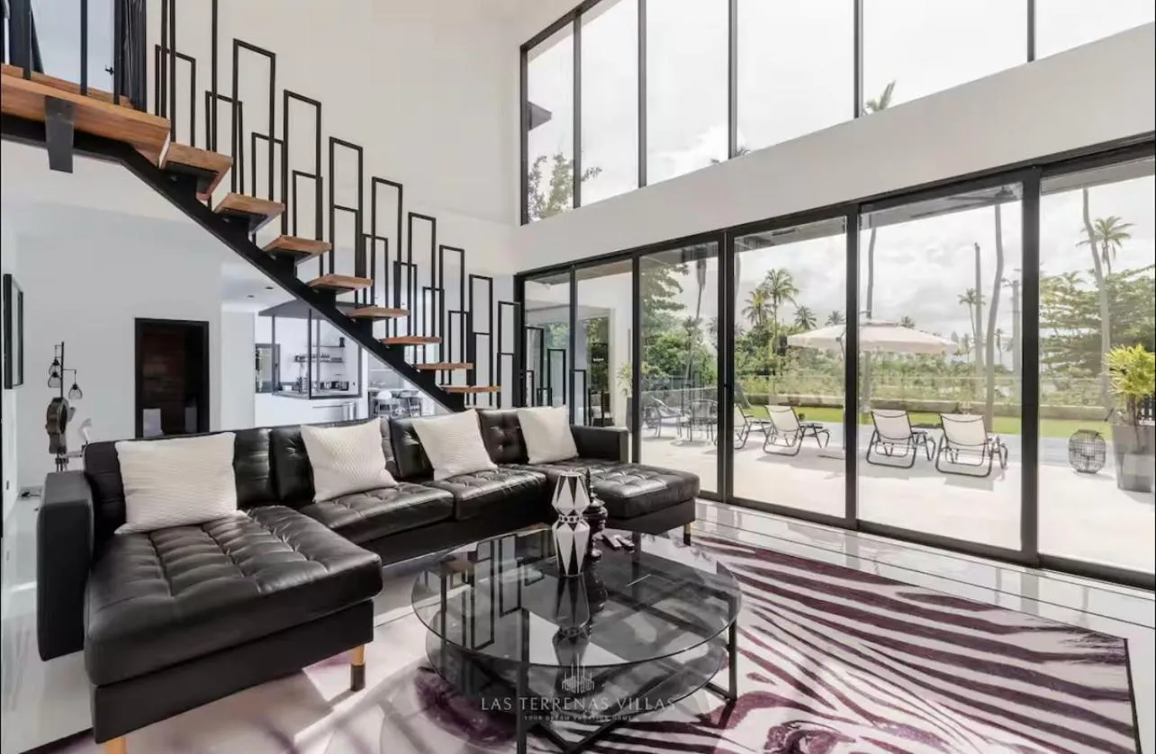 Casa Black and White Frente al Mar