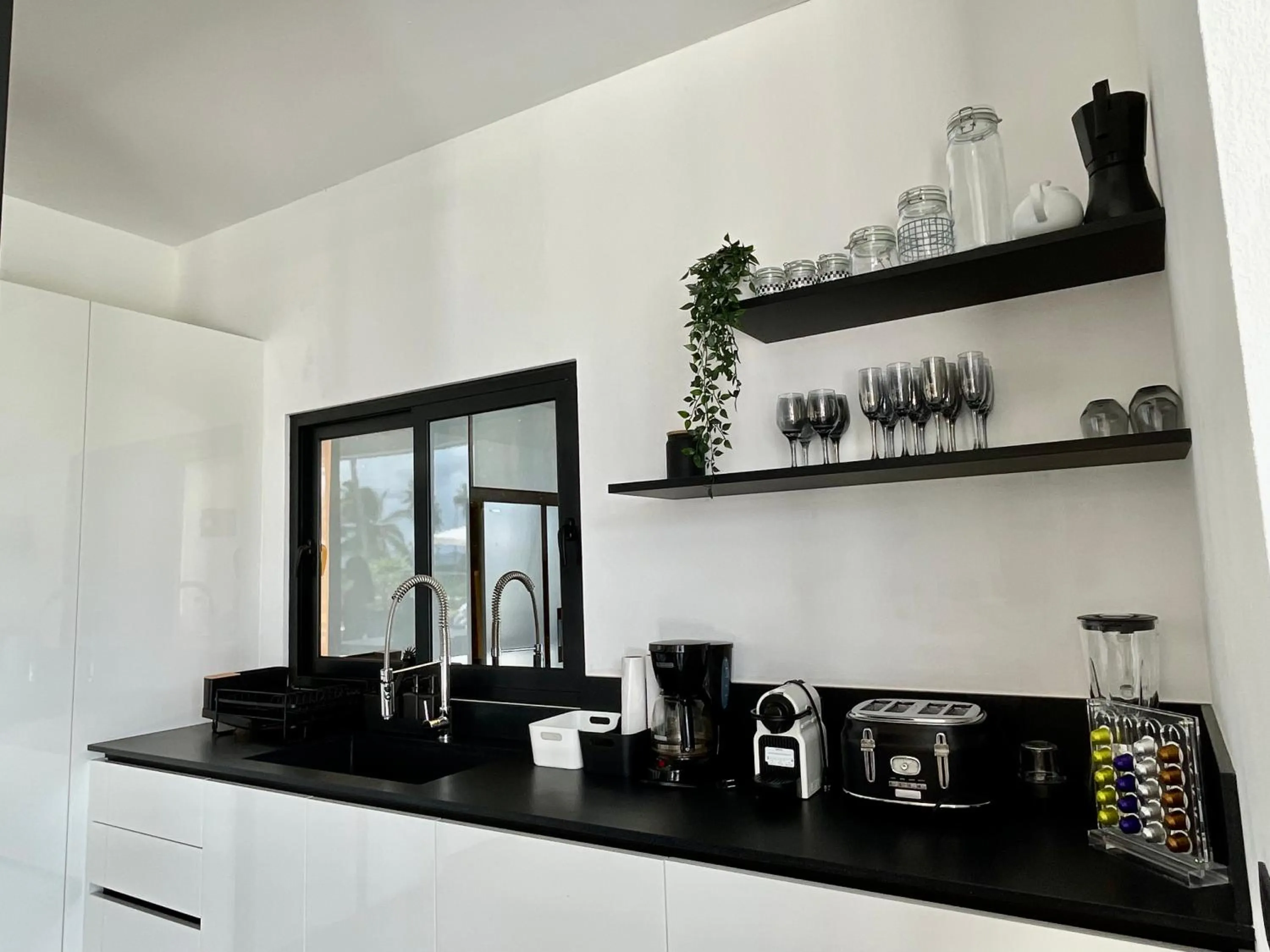 Casa Black and White Frente al Mar