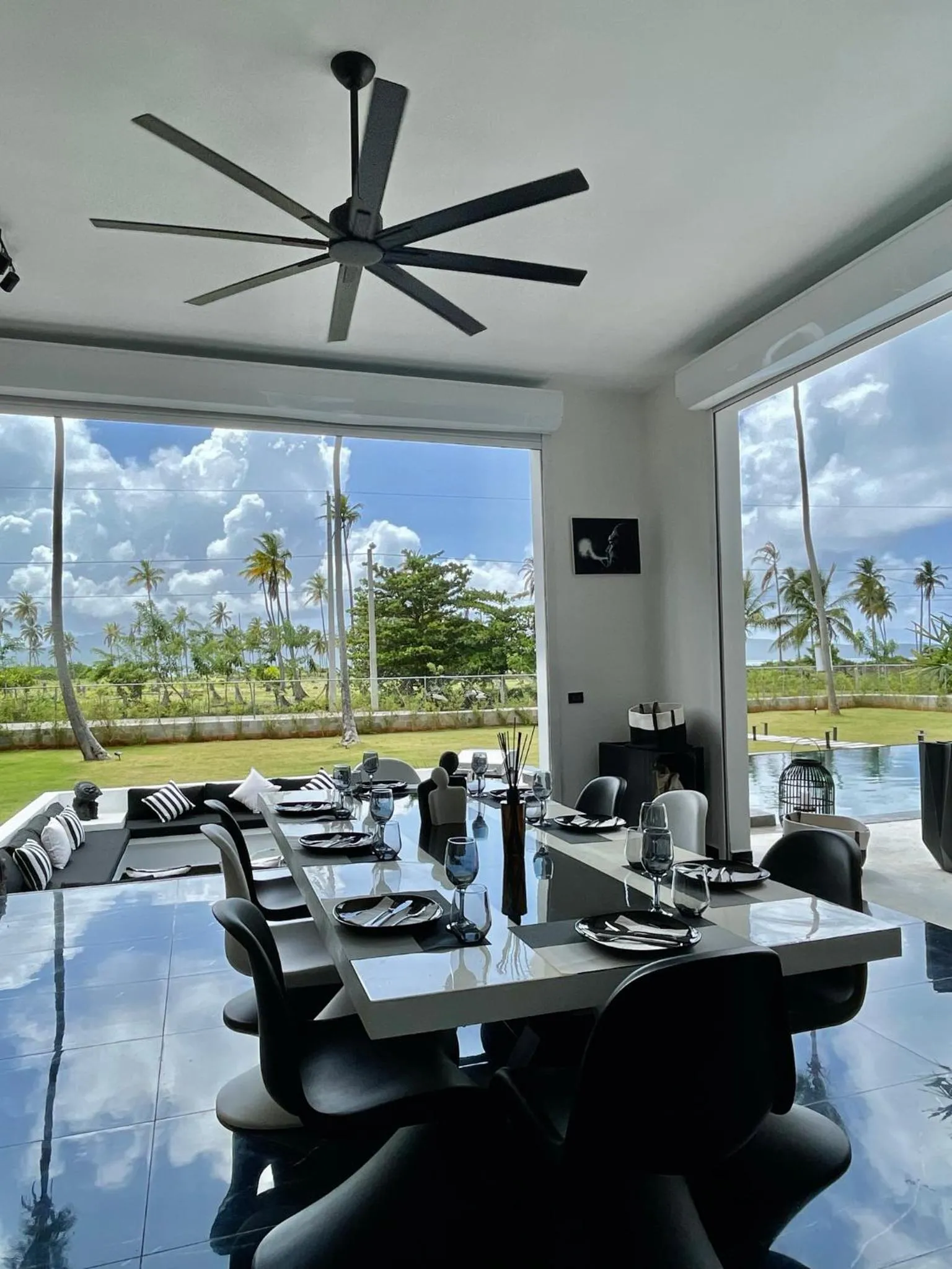 Casa Black and White Frente al Mar