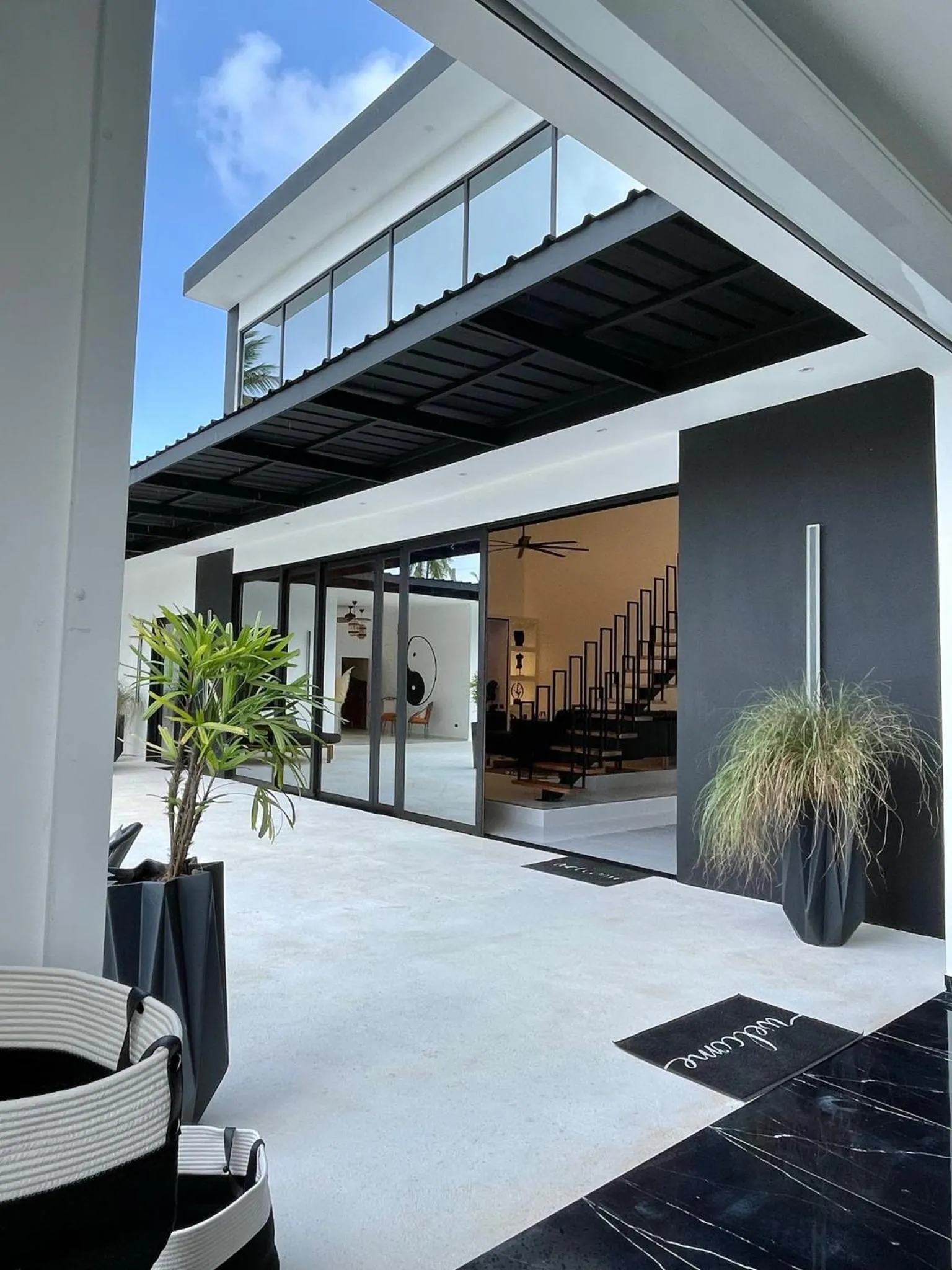 Casa Black and White Frente al Mar