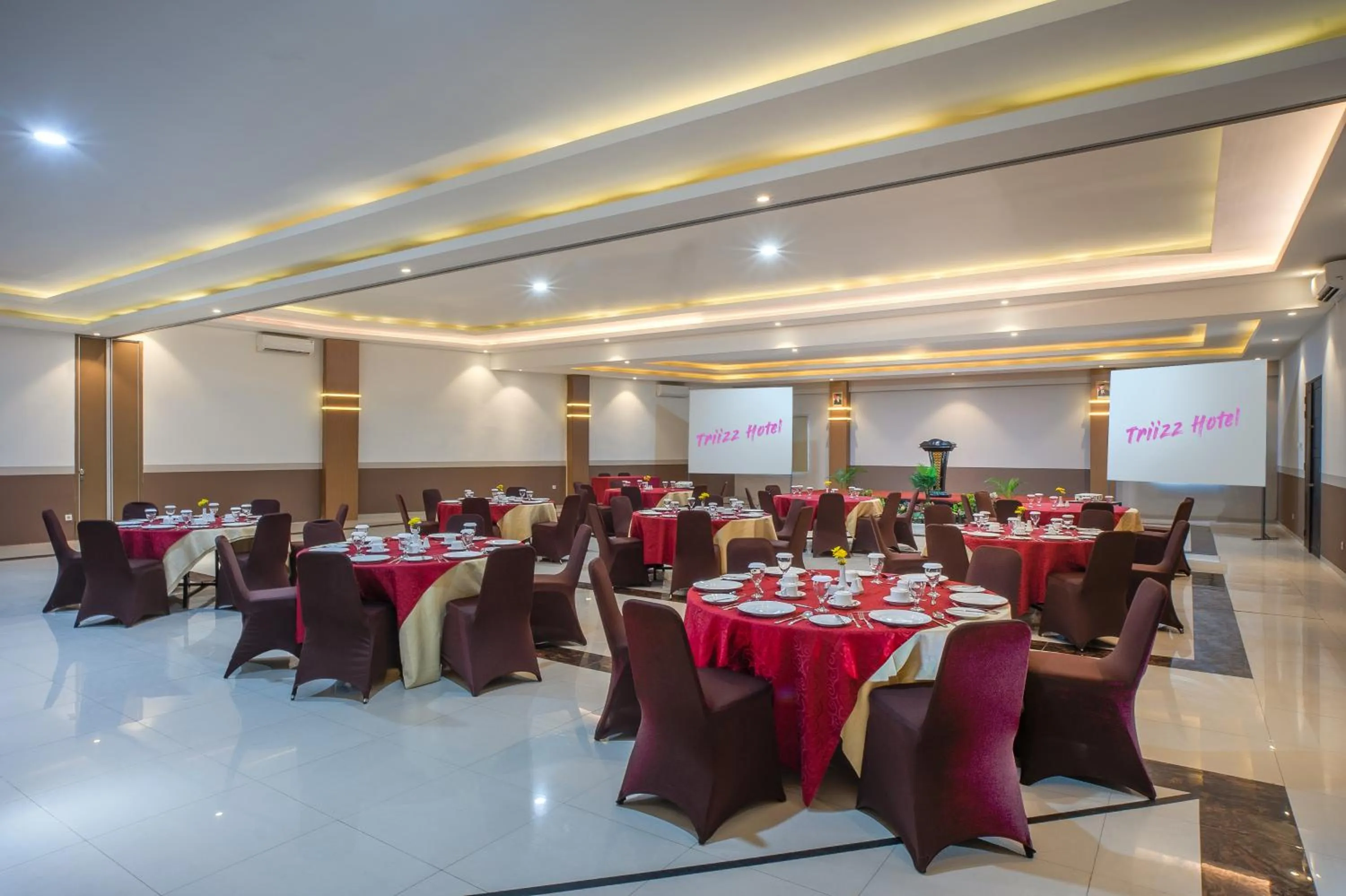 Restaurant/places to eat in Triizz Hotel Semarang