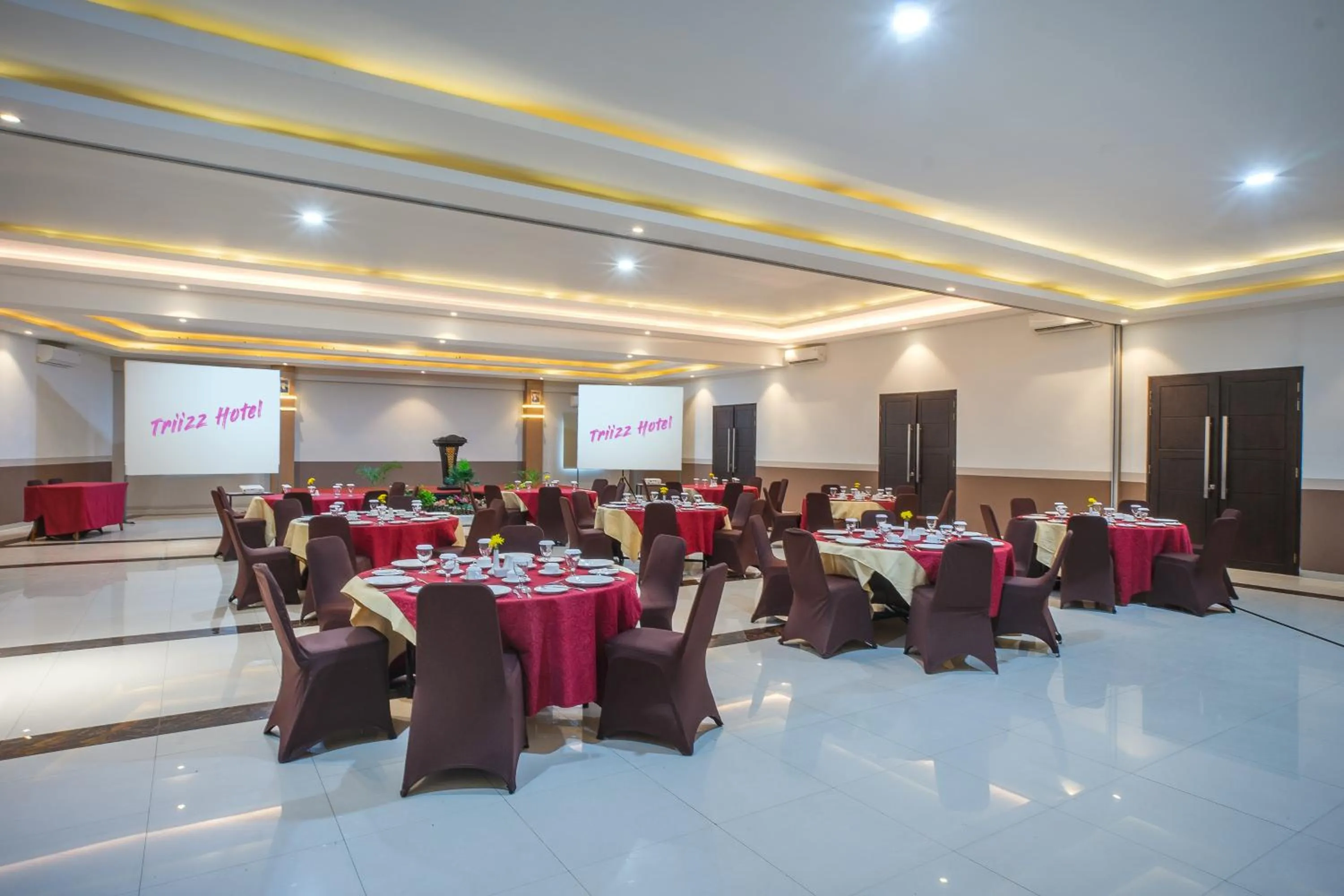 Restaurant/places to eat in Triizz Hotel Semarang