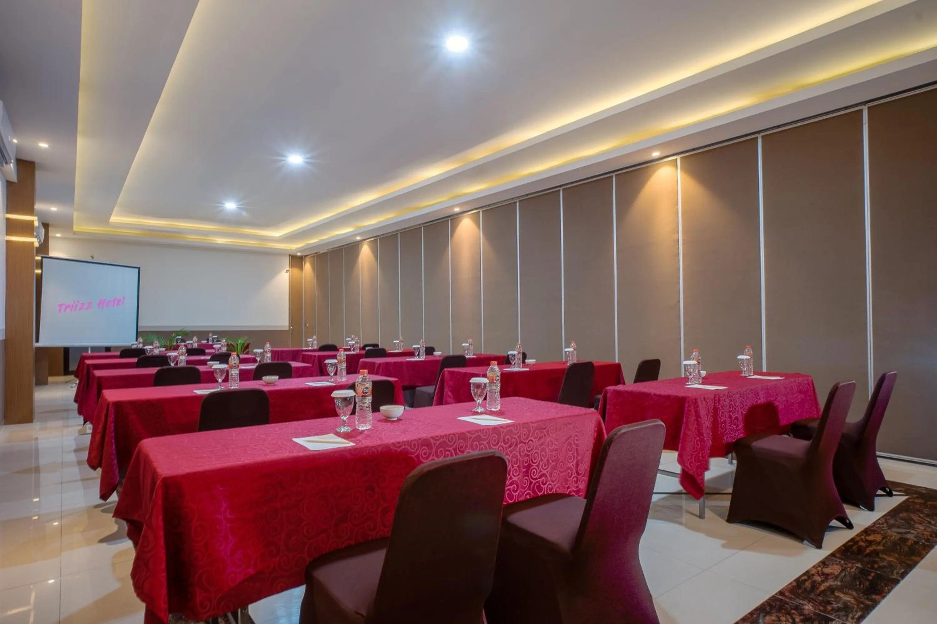 Seating area in Triizz Hotel Semarang