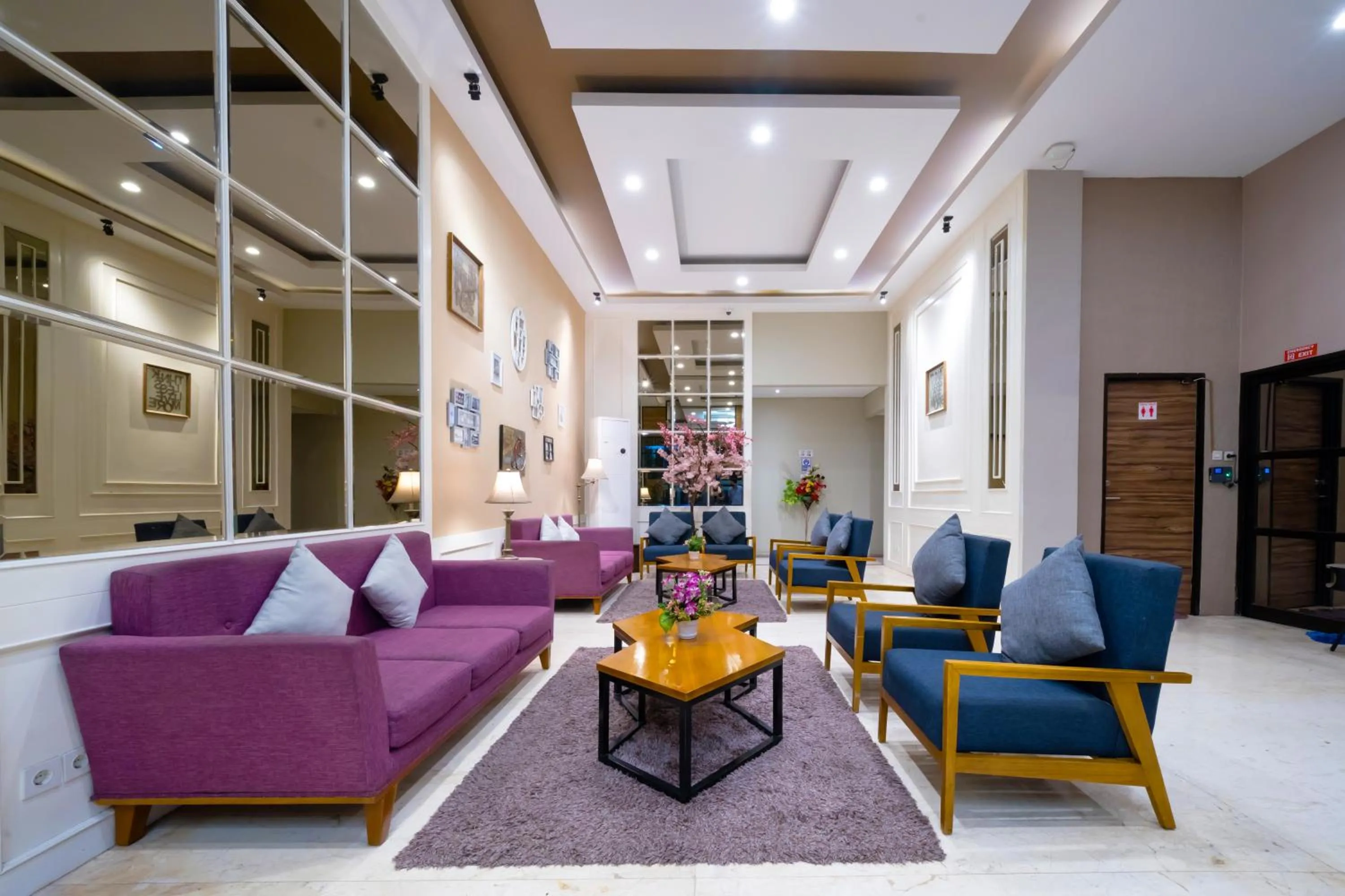 Lobby or reception in Triizz Hotel Semarang