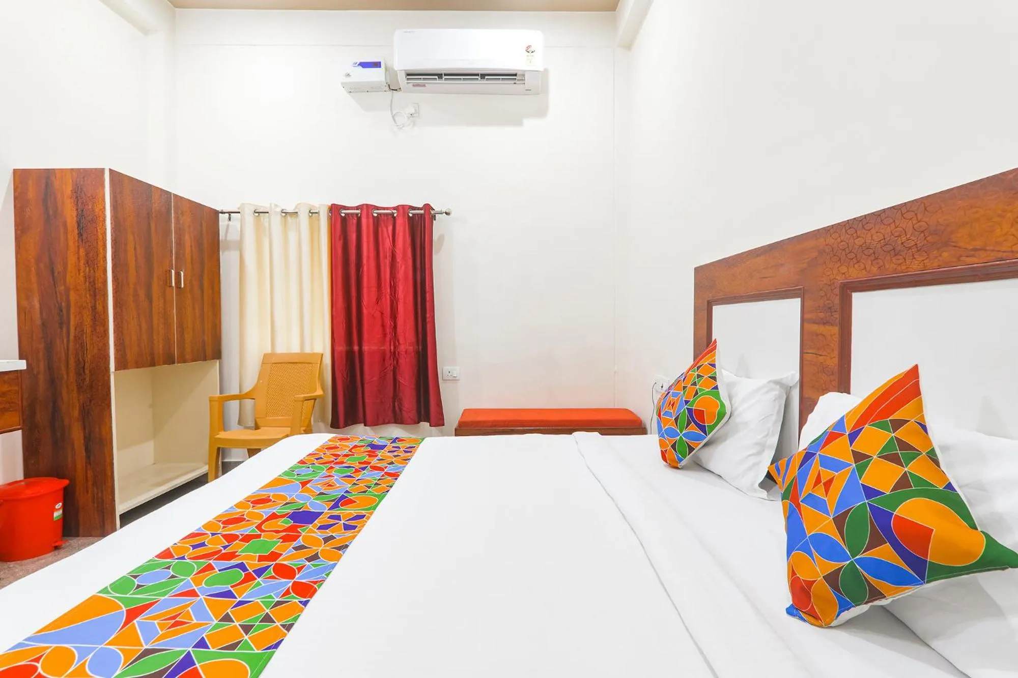 Bed in FabHotel Shree Venkatesh Nileyam - 300m from Ram Janam Bhumi