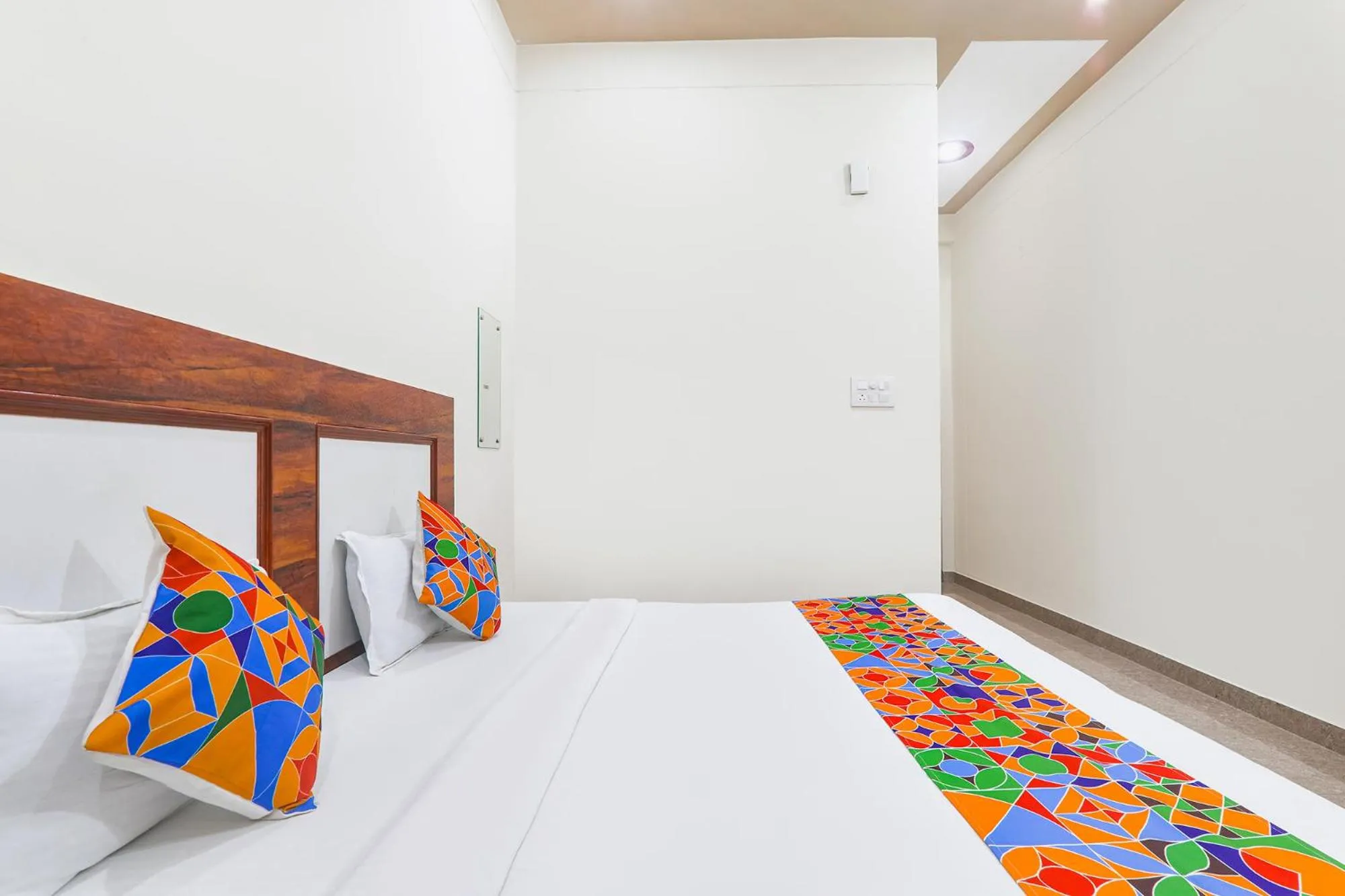 Bed in FabHotel Shree Venkatesh Nileyam - 300m from Ram Janam Bhumi