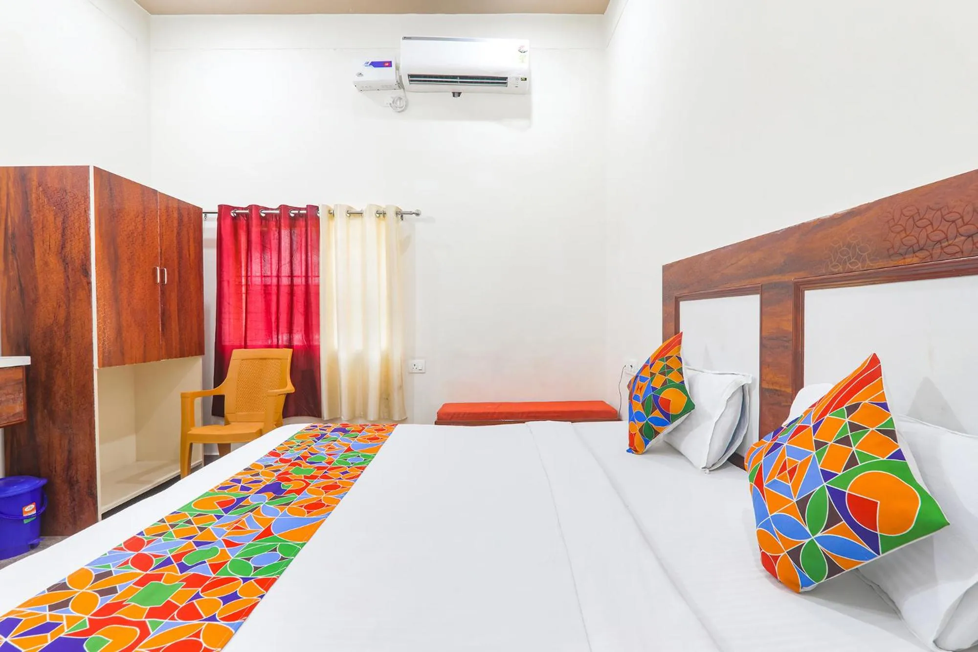 Bed in FabHotel Shree Venkatesh Nileyam - 300m from Ram Janam Bhumi