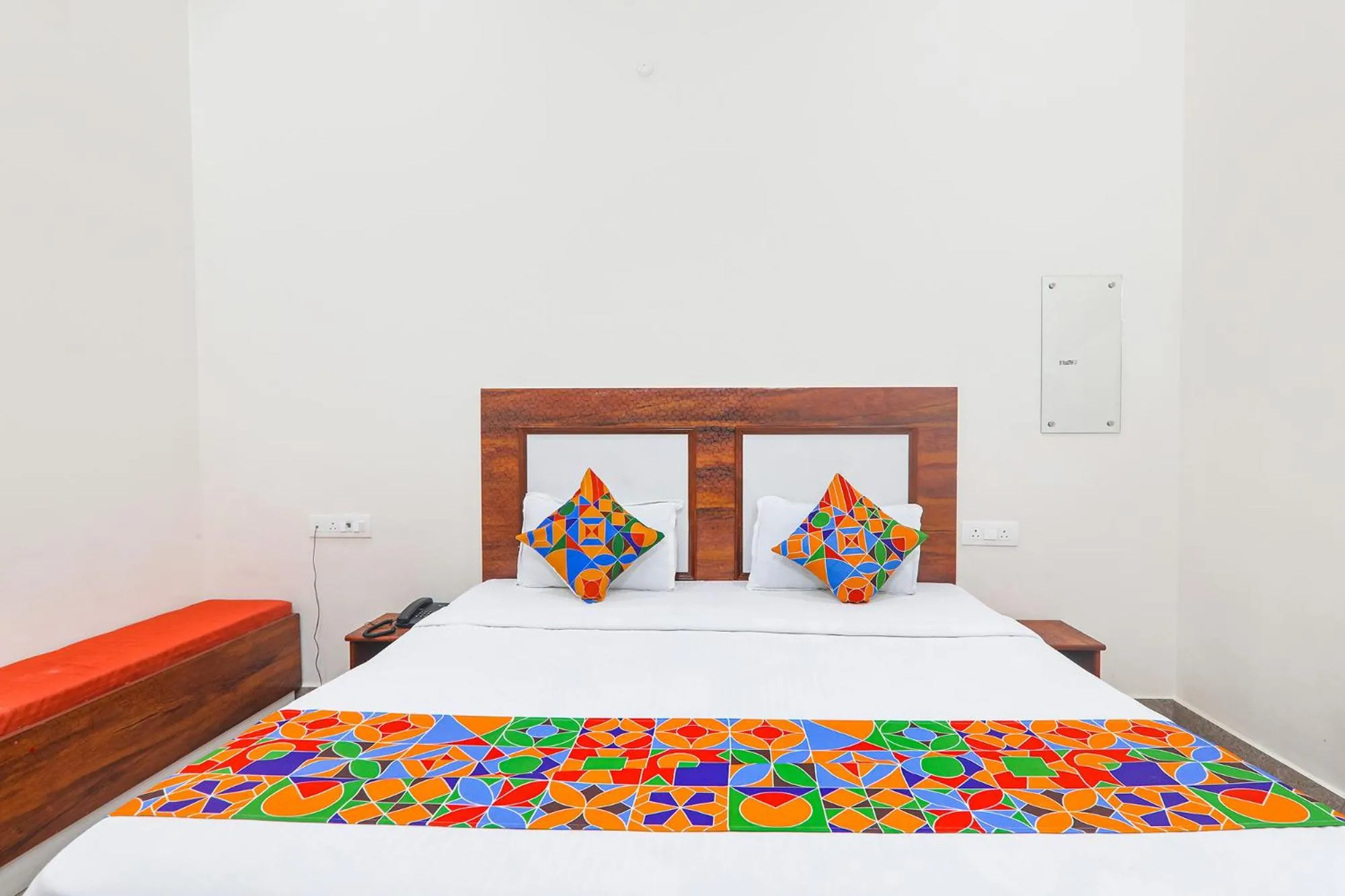 Bed in FabHotel Shree Venkatesh Nileyam - 300m from Ram Janam Bhumi