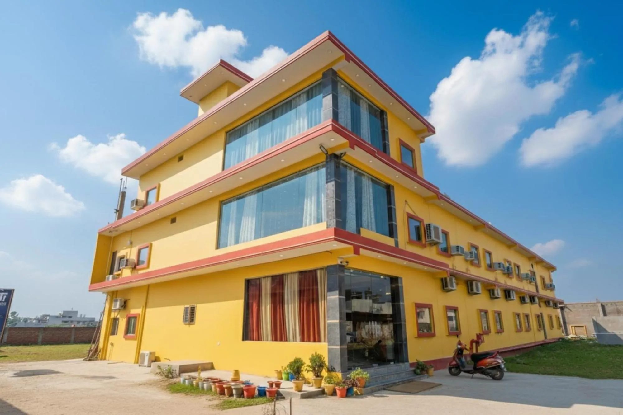 Property building in FabHotel Shree Venkatesh Nileyam - 300m from Ram Janam Bhumi