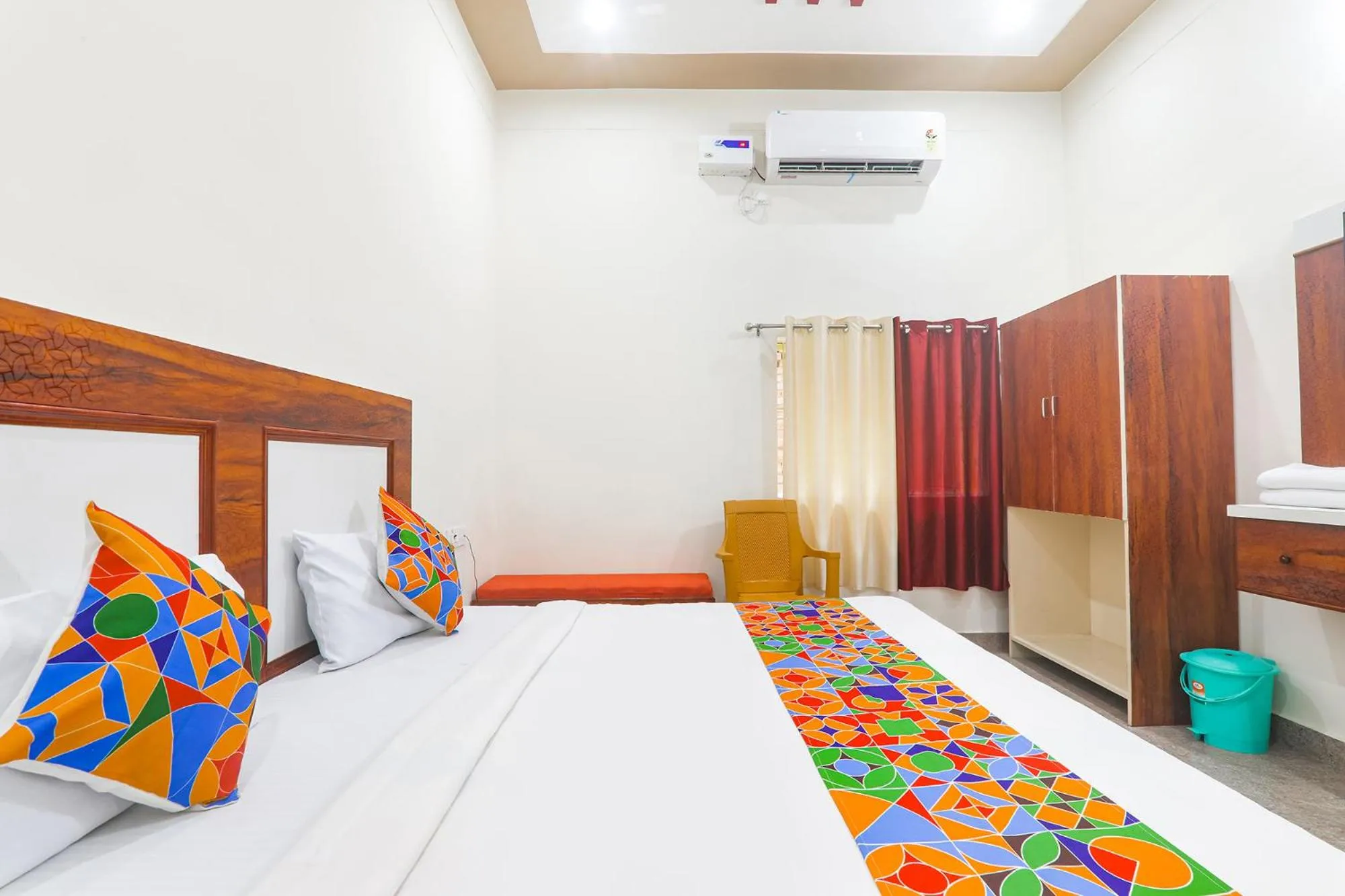 Bed in FabHotel Shree Venkatesh Nileyam - 300m from Ram Janam Bhumi