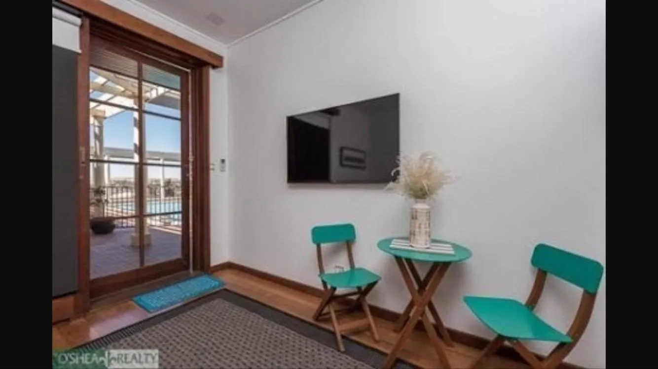 Deluxe Queen Studio  in Fairway Manor Accommodation