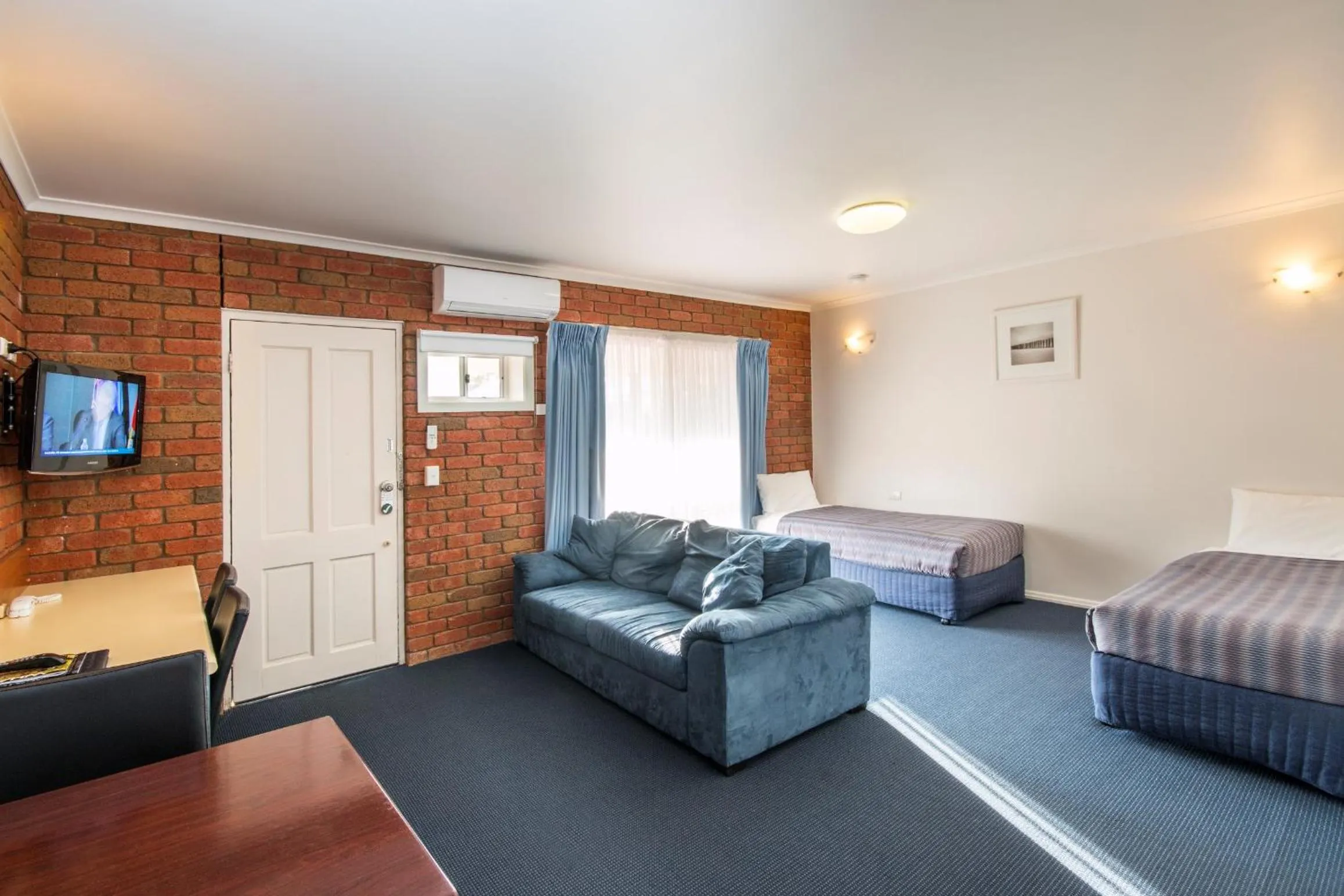 Bed in Torquay Tropicana Motel