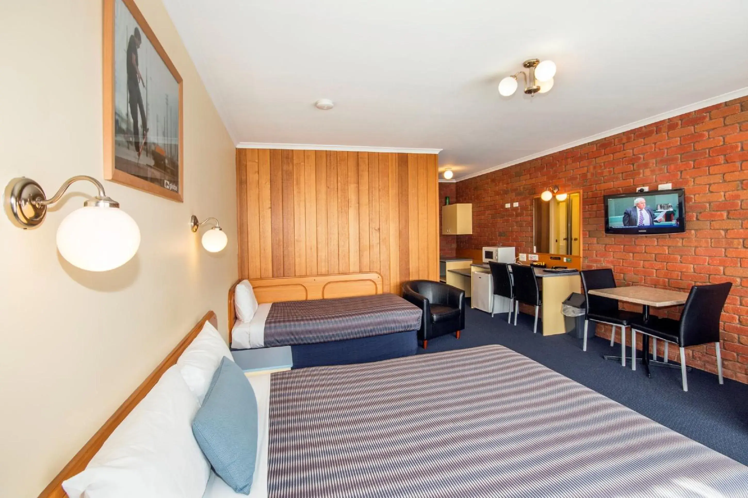 Photo of the whole room, Bed in Torquay Tropicana Motel Photo of the whole room, Bed in Torquay Tropicana Motel