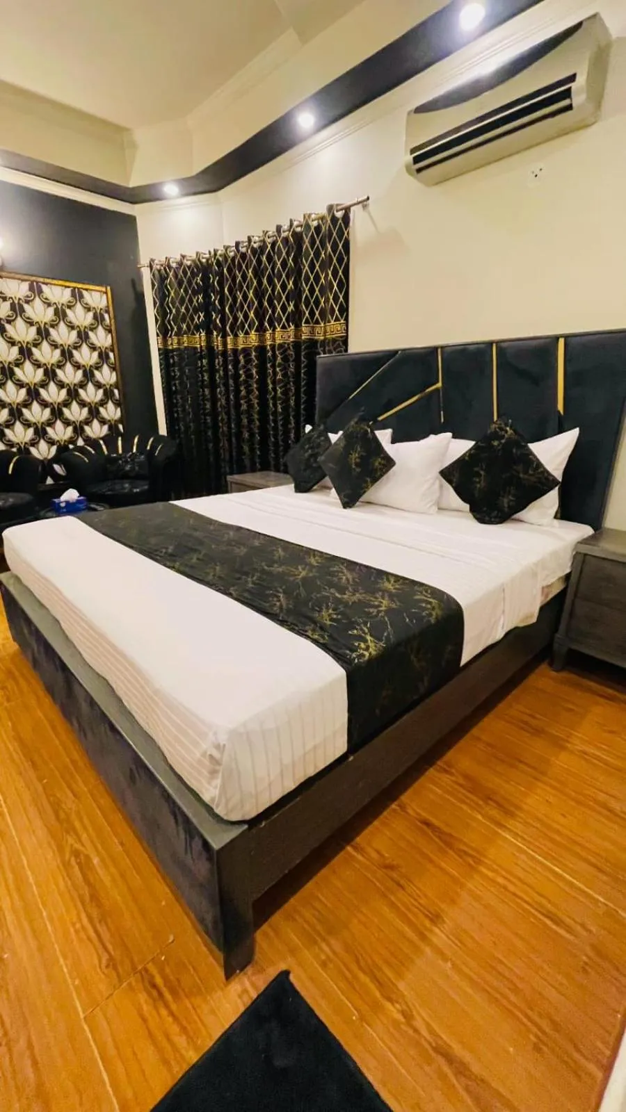 Bedroom, Bed in Hotel Hayat Palace Gulberg