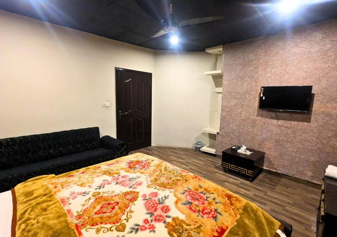 Bed in Hotel Hayat Palace Gulberg