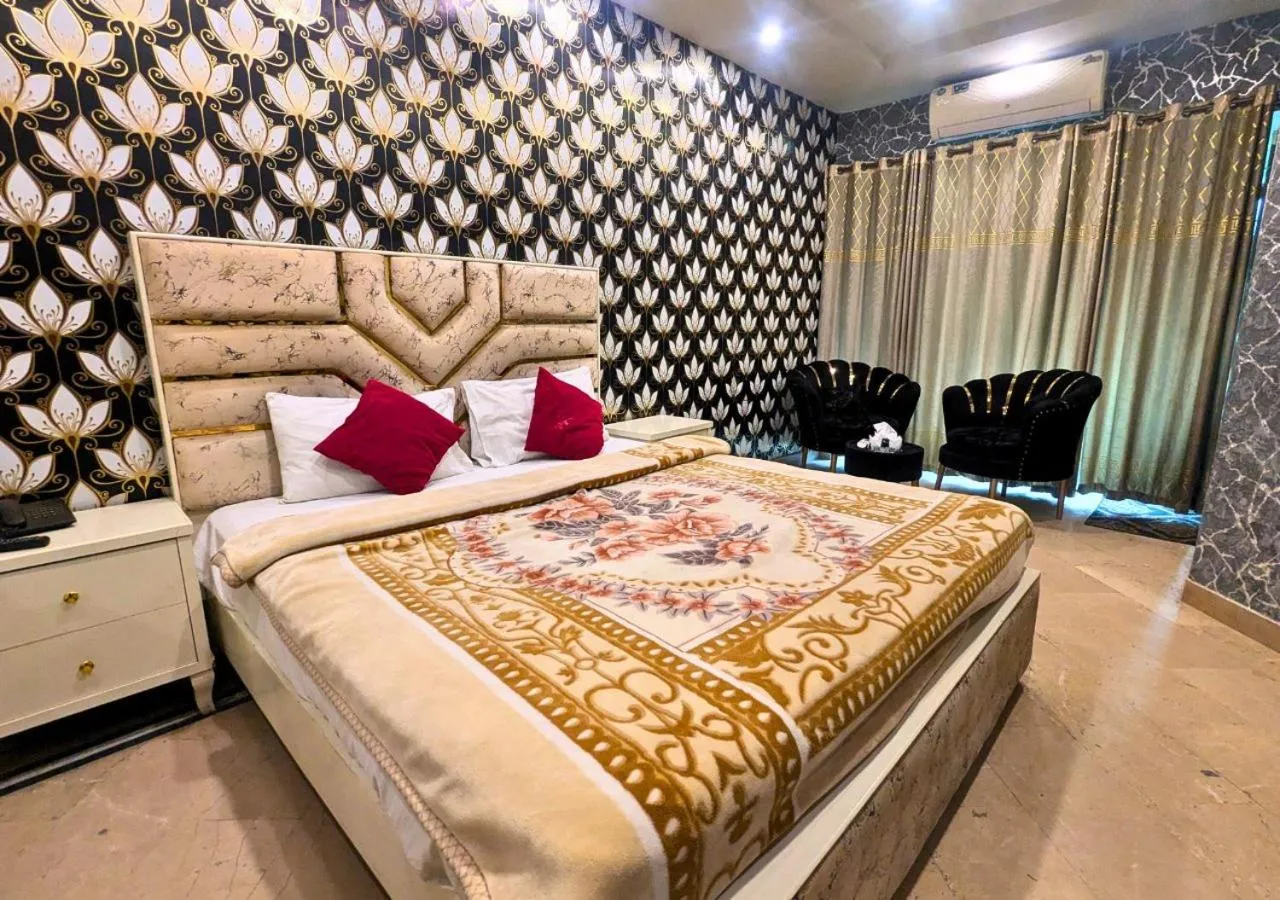 Bed in Hotel Hayat Palace Gulberg