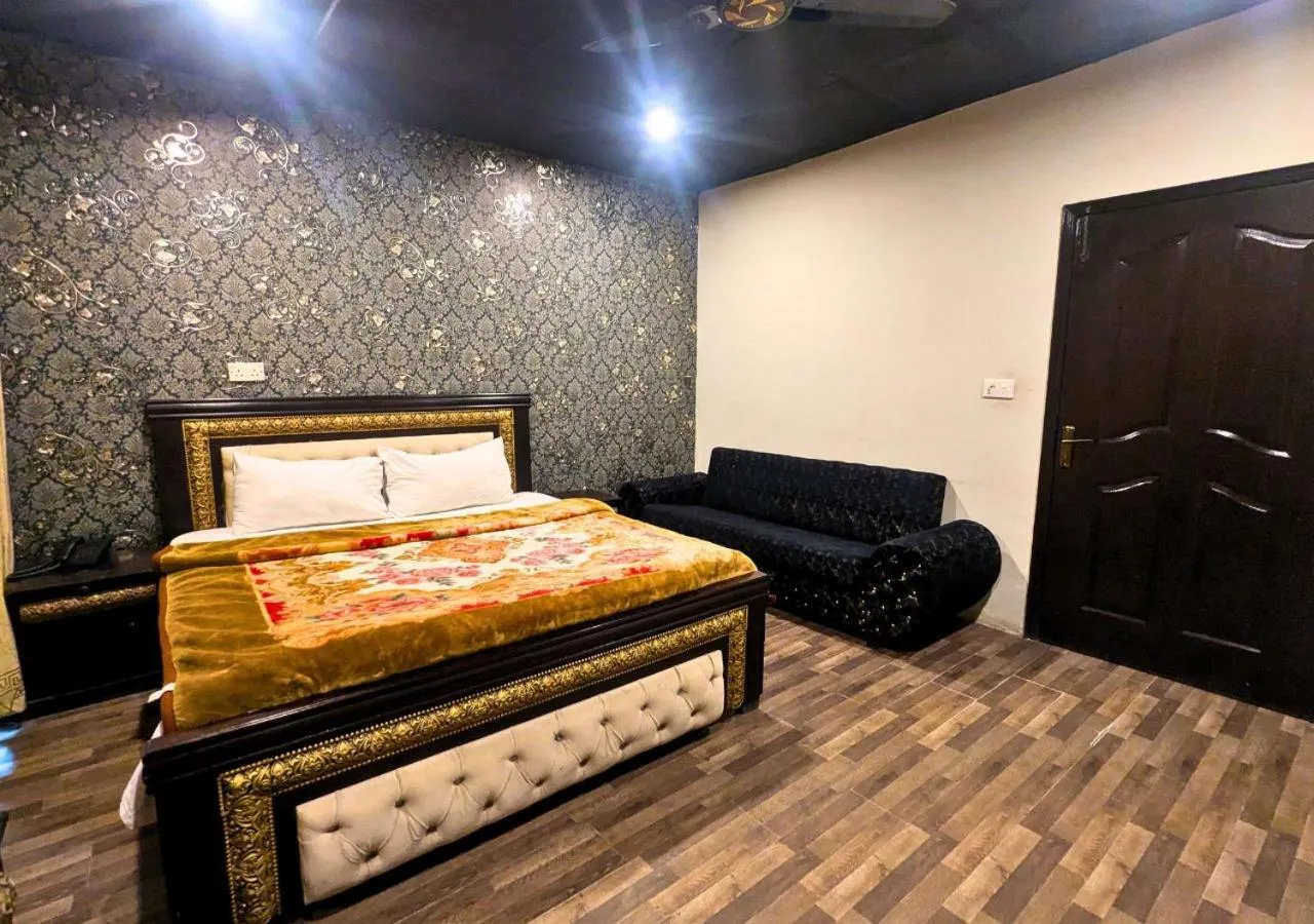 Bed in Hotel Hayat Palace Gulberg