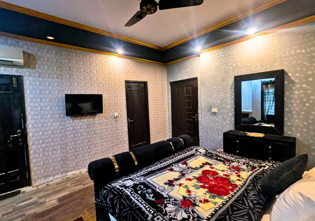 Bed in Hotel Hayat Palace Gulberg