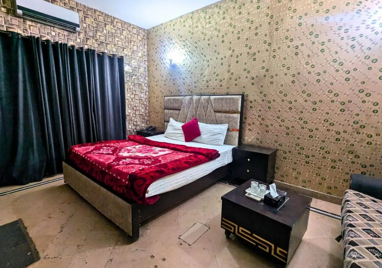 Bed in Hotel Hayat Palace Gulberg