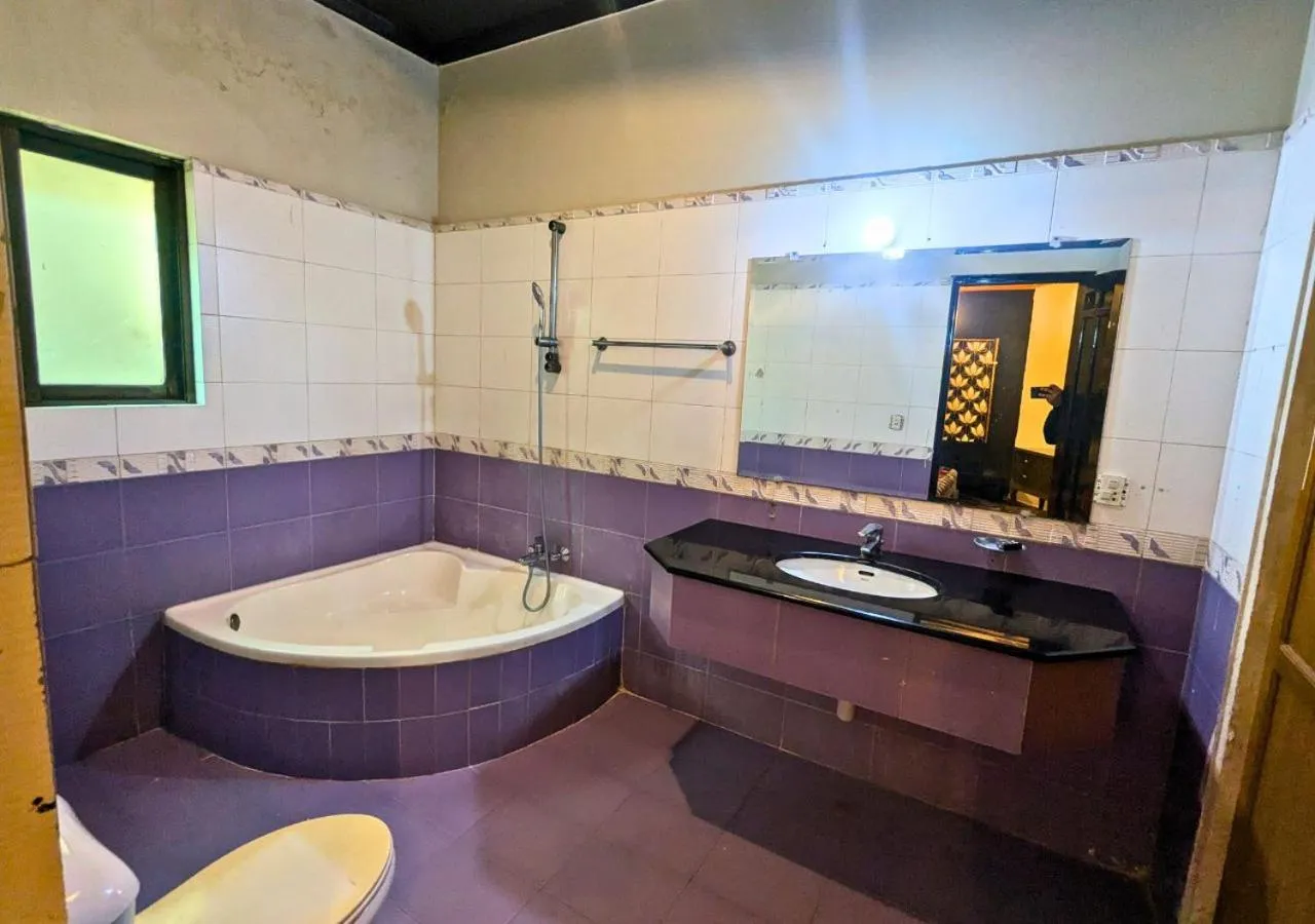 Shower in Hotel Hayat Palace Gulberg