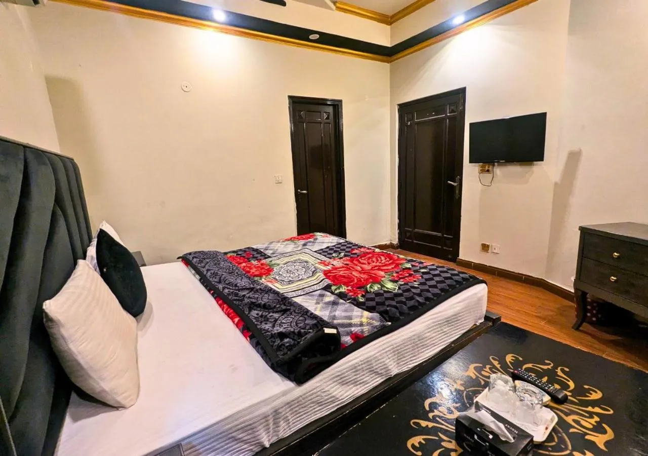 Bed in Hotel Hayat Palace Gulberg