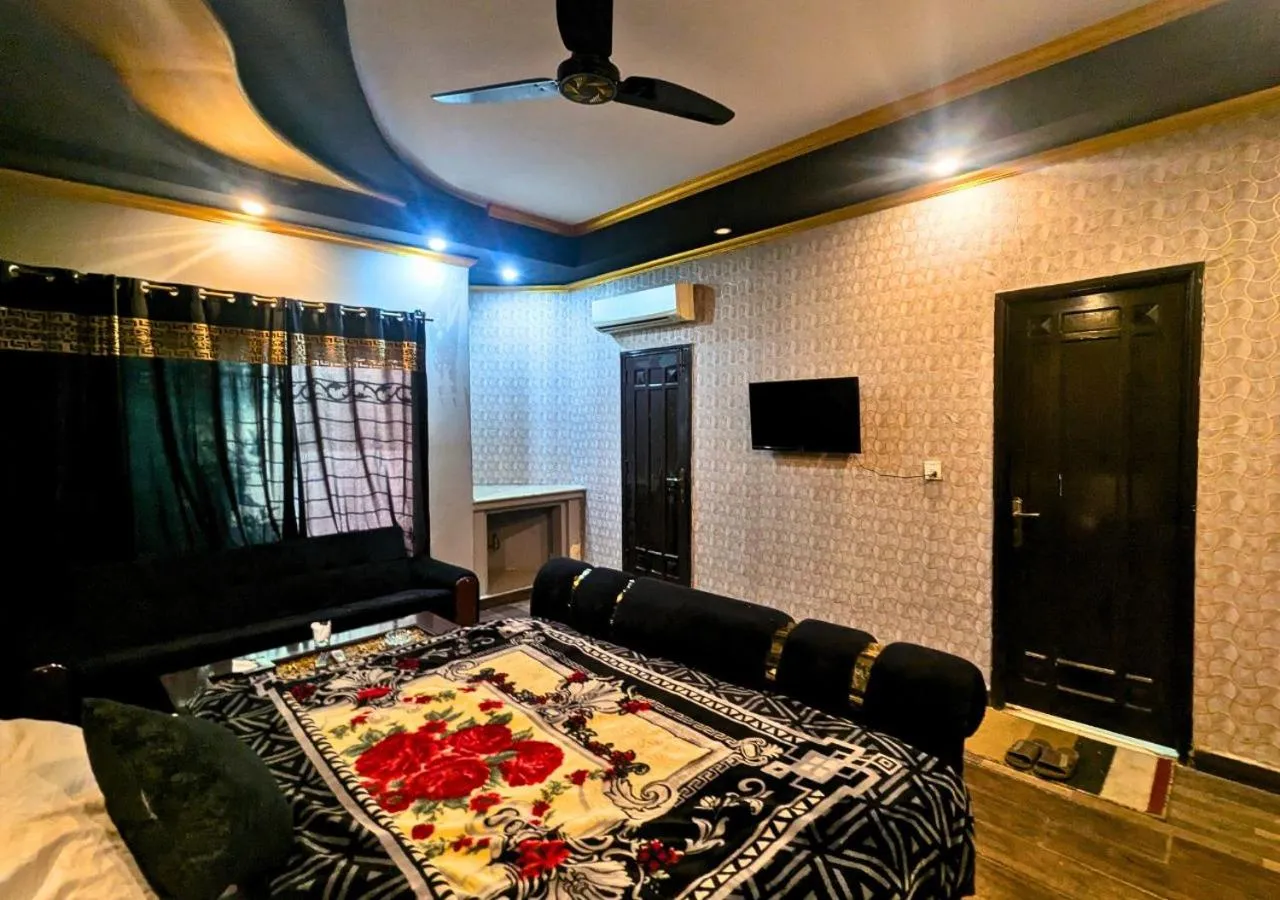 Bed in Hotel Hayat Palace Gulberg