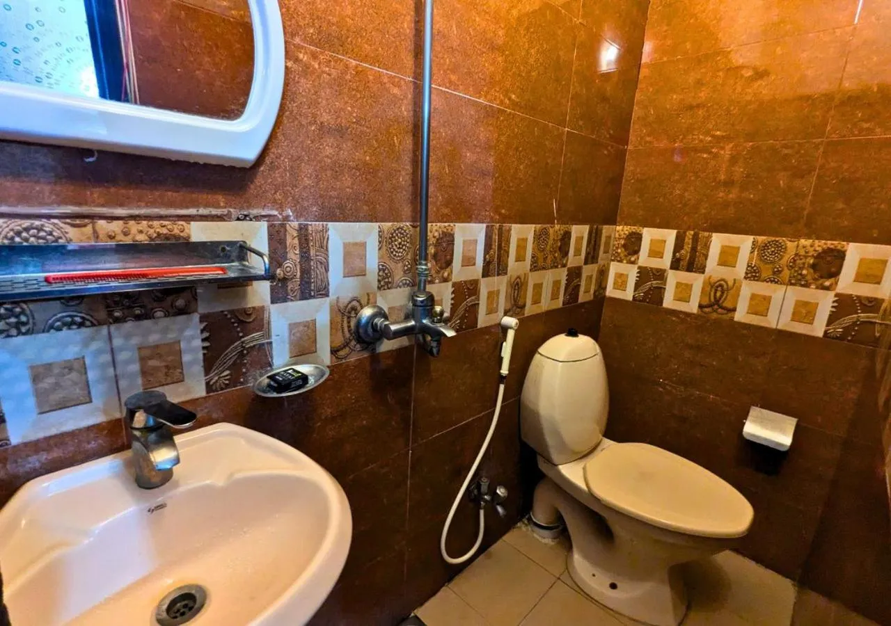 Shower in Hotel Hayat Palace Gulberg