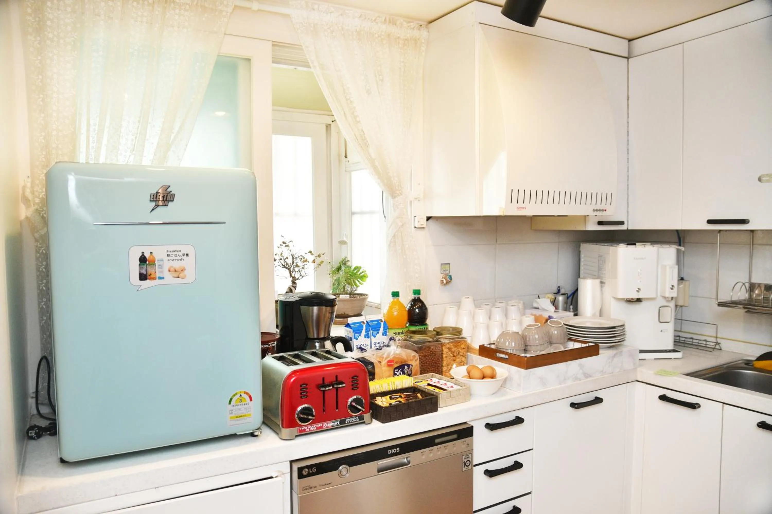 Communal kitchen in The Blossom Yeonnam Guesthouse