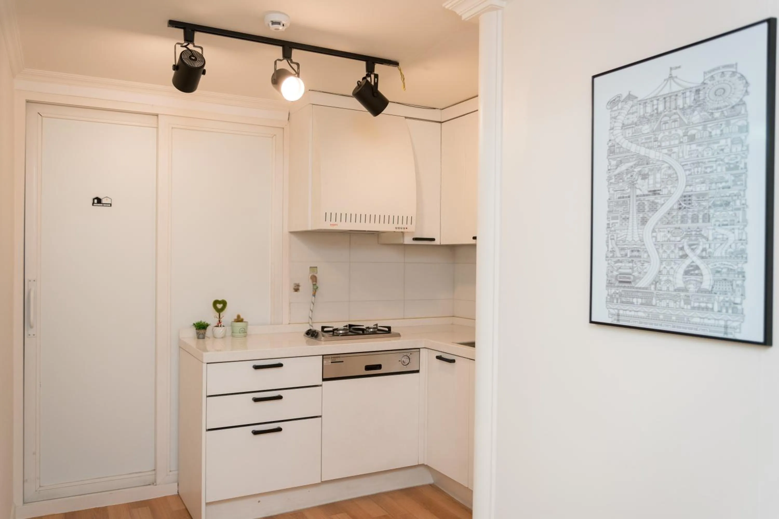 Communal kitchen in The Blossom Yeonnam Guesthouse