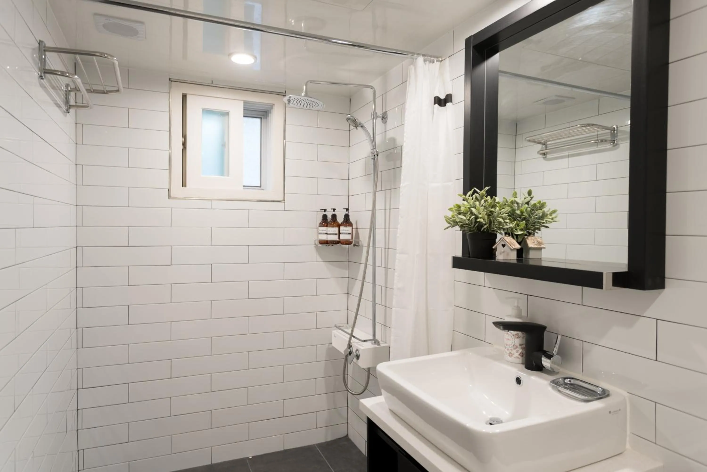 Shower in The Blossom Yeonnam Guesthouse