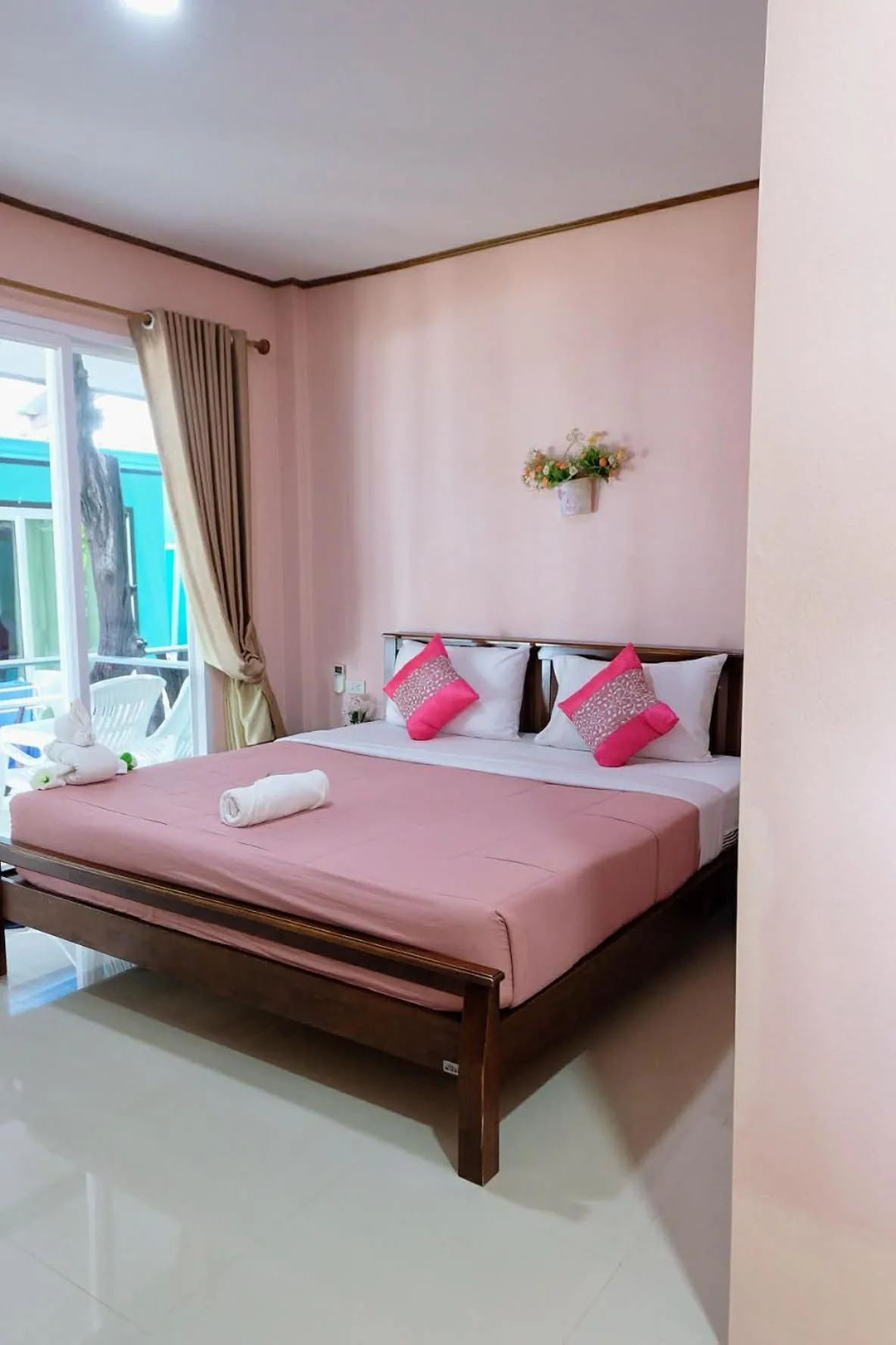 Photo of the whole room in Lanta Wild Beach Resort