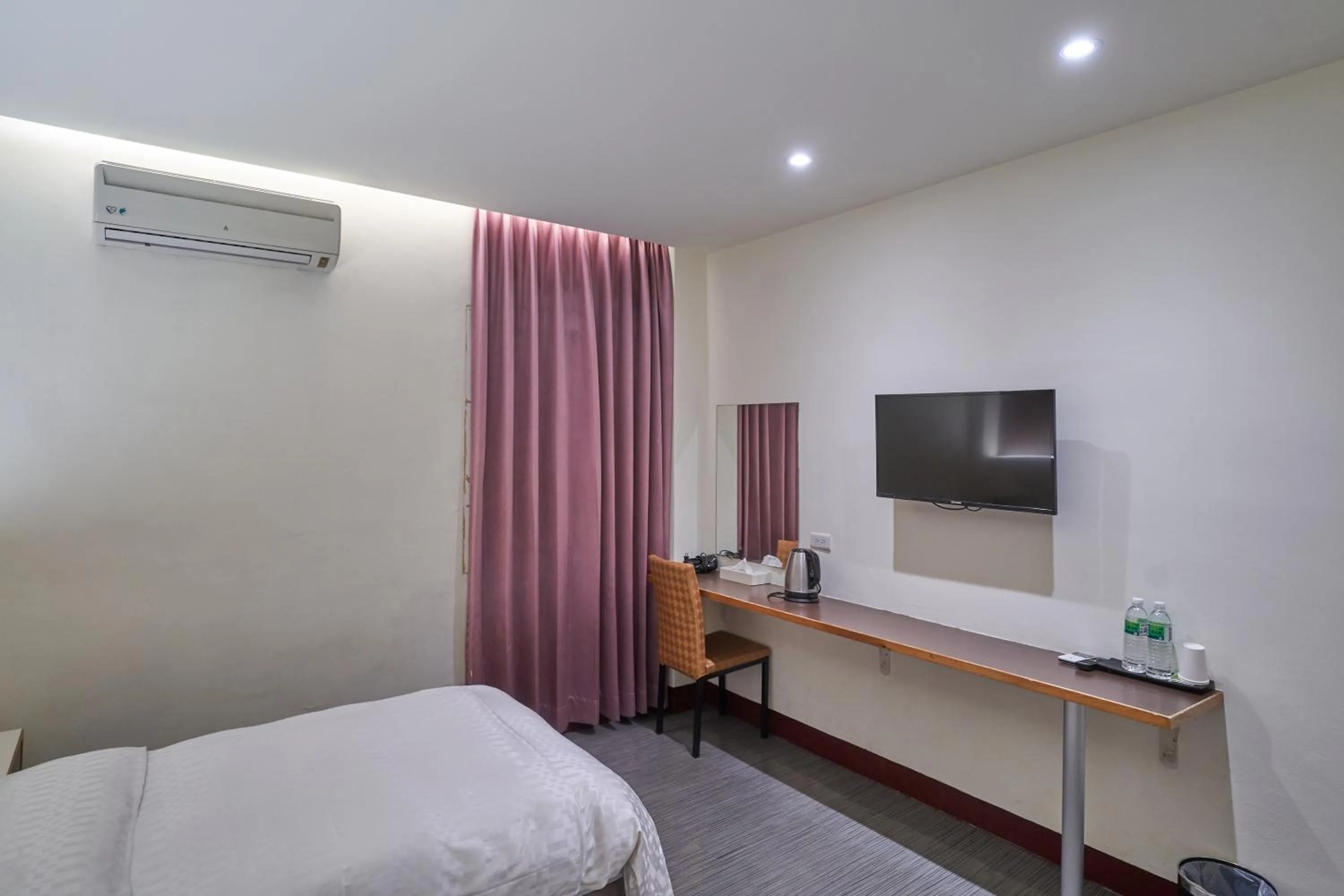 TV and multimedia, Bed in Yung An Business Hotel