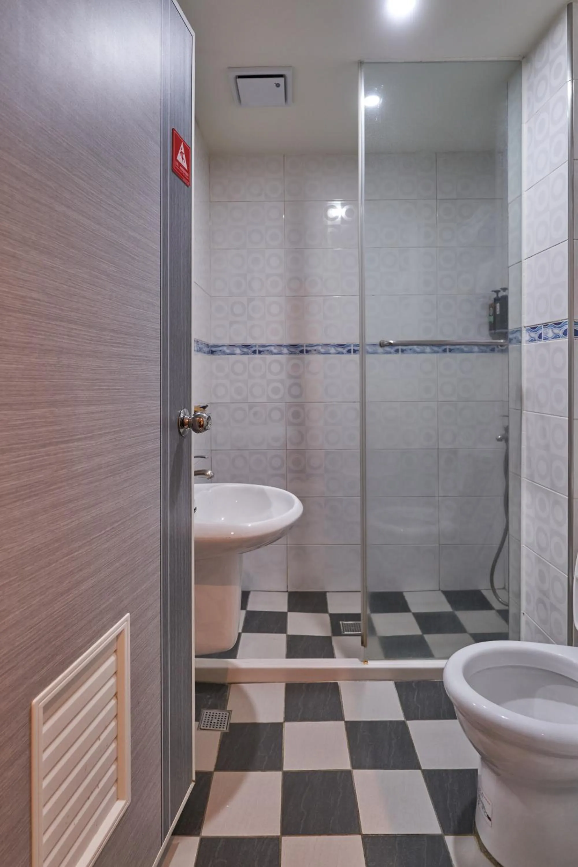 Shower in Yung An Business Hotel