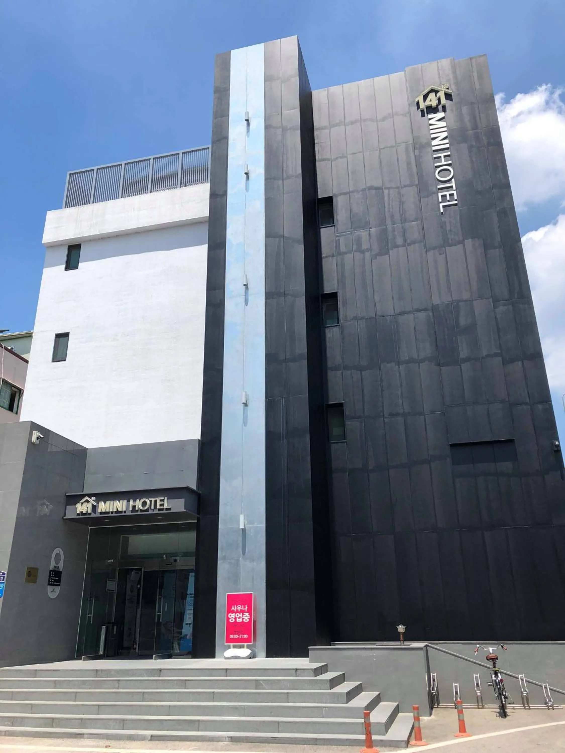 Facade/entrance in Mini Hotel 141