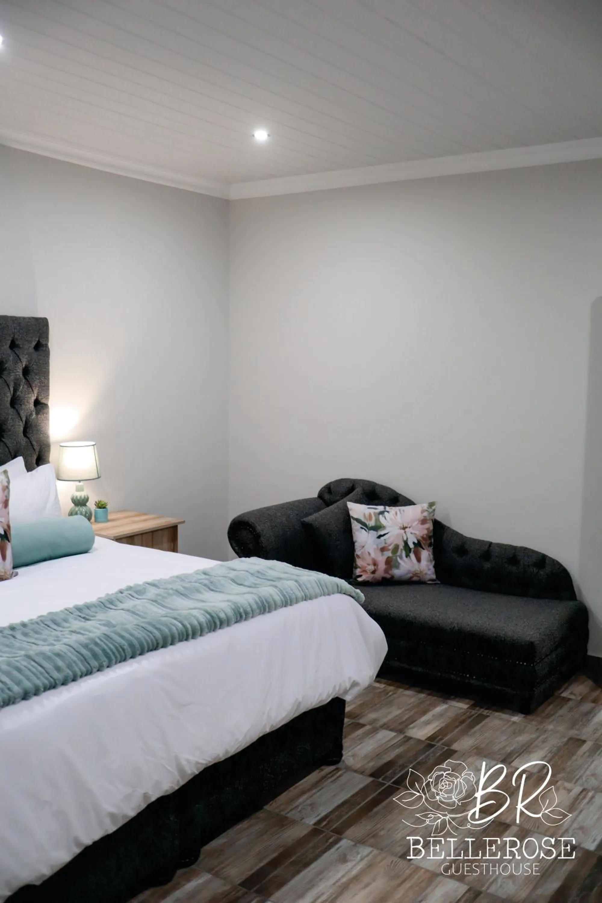 King Room - single occupancy in Bellerose Guesthouse