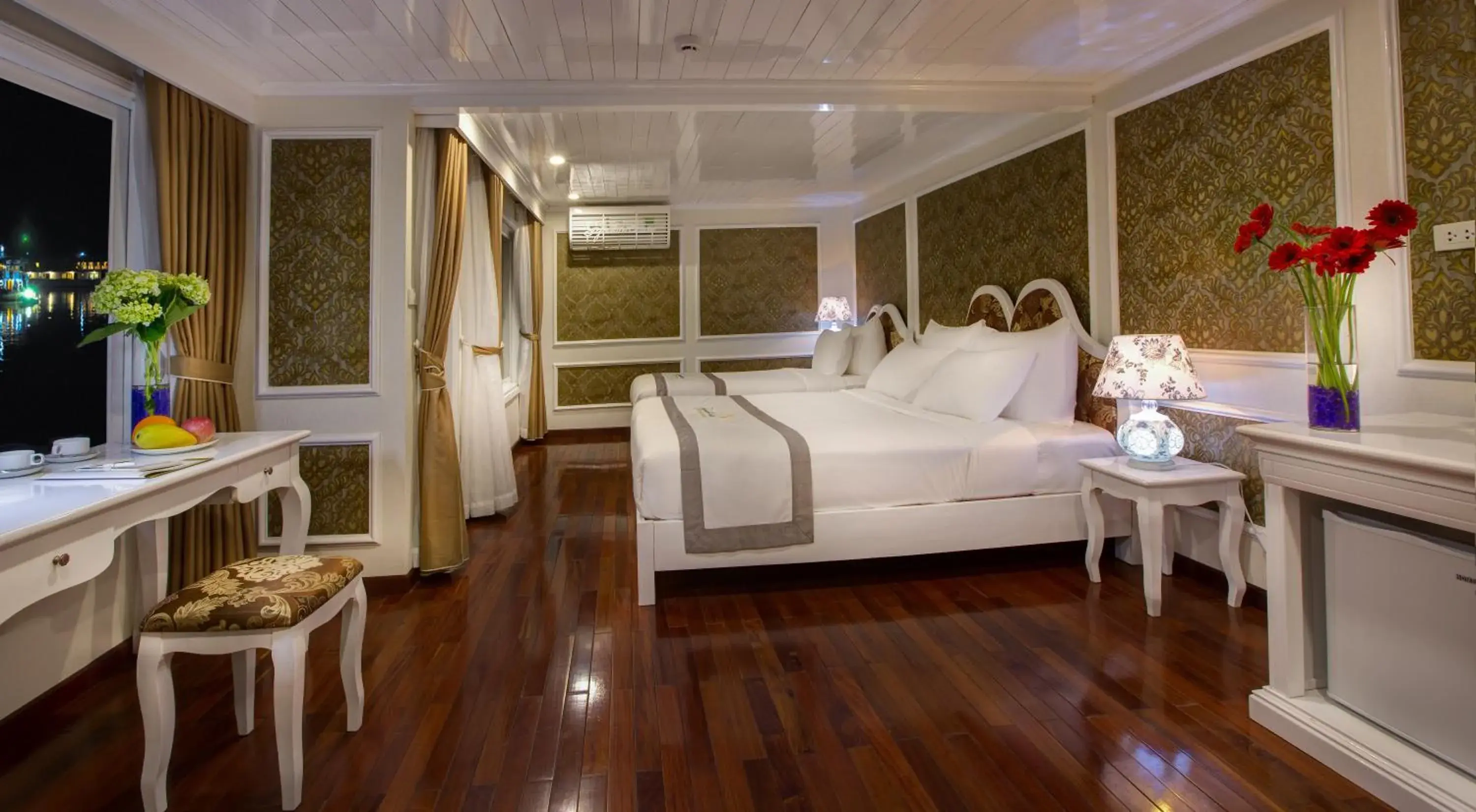 Signature Royal Suite - 3 days 2 nights in Signature Royal Halong Cruise Signature Royal Suite - 3 days 2 nights in Signature Royal Halong Cruise