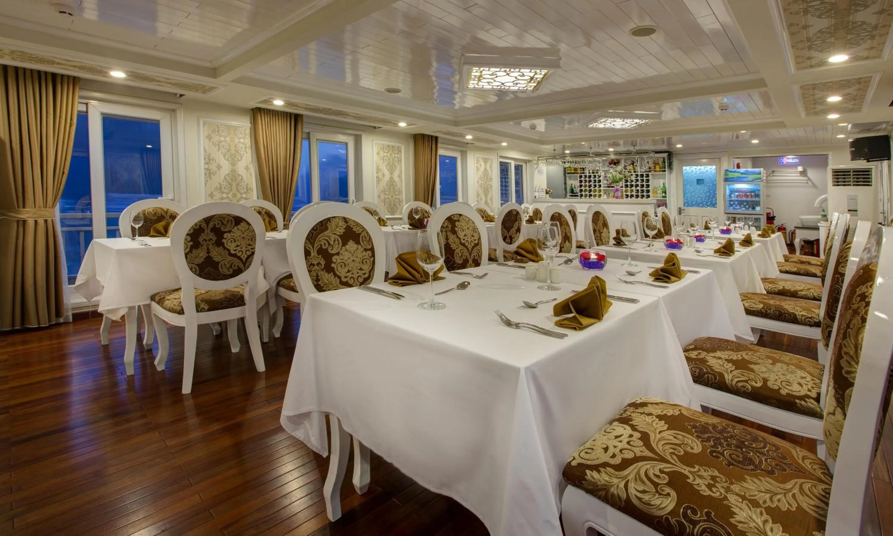 Restaurant/places to eat in Signature Royal Halong Cruise