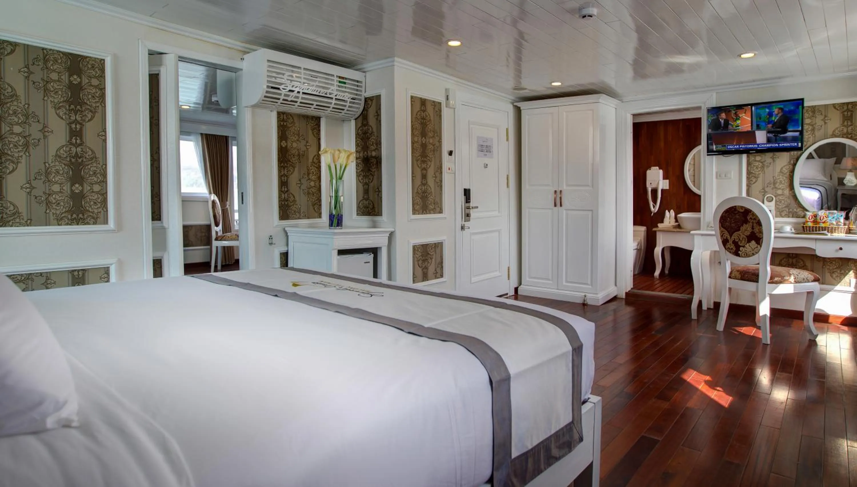 Decorative detail, Bed in Signature Royal Halong Cruise